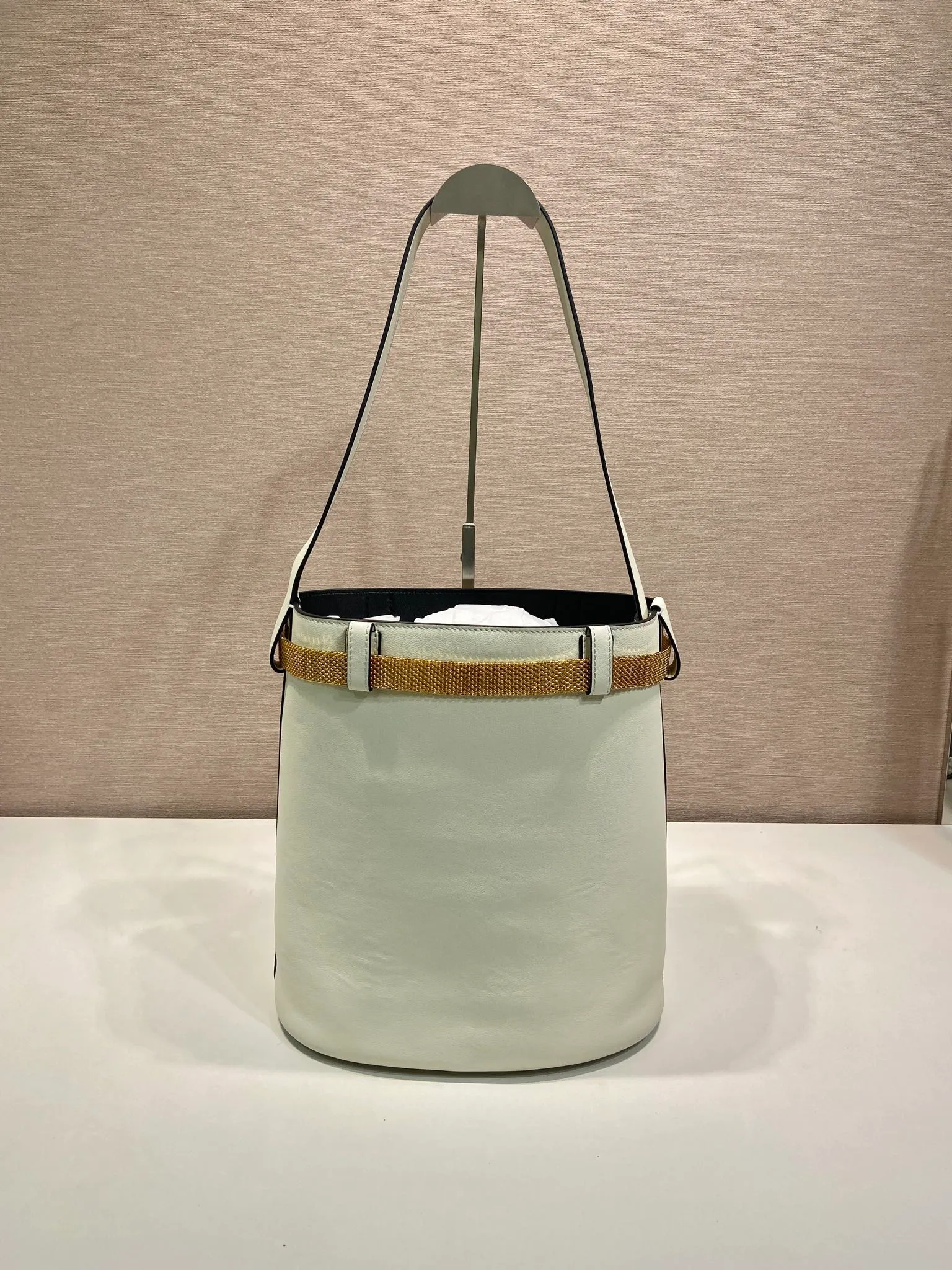 💰1700🎉New product🎉1BE085 Iron Belt🎉🎉 This fashionable bucket bag silhouette is a new interpretation of the Buckle handbag, eclectic and revealing the true meaning of refinement and elegance. Lace-up inlays and metallic mesh with tortoiseshell panel buckles add modern elegance to the feminine design. It’s also detachable and can be used as a decorative belt🎉, it’s so perfect, it’s another hot item recognized by internet celebrities🎉🎉 Length 26.5x height 29x bottom 18cm🎉🎉🎉💰💰💰