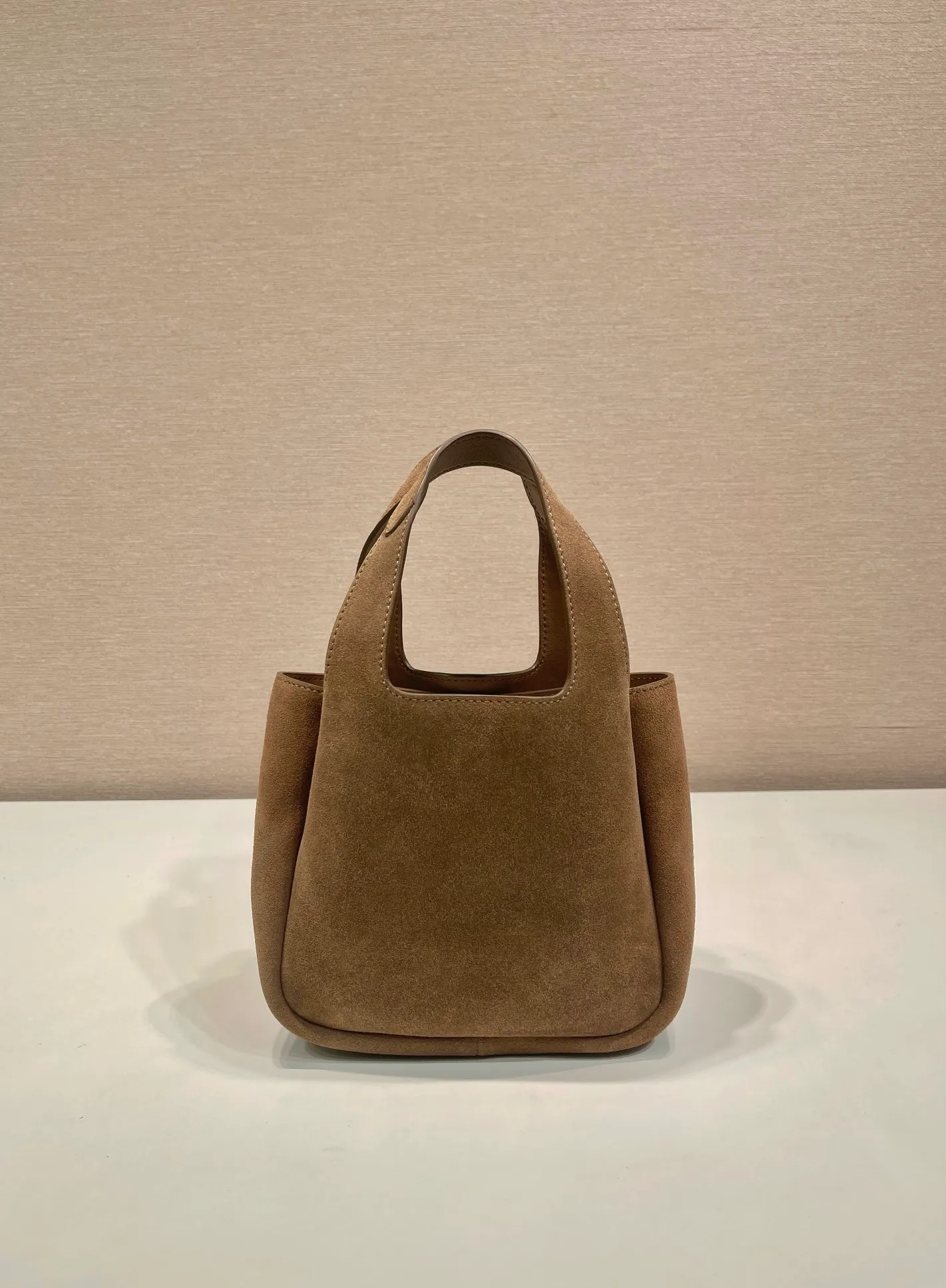 💰1300🎉mini vegetable basket🎉1BA349 nubuck leather🎉🎉 This mini vegetable basket is made of imported nubuck leather, with imported lambskin inside. It has many compartments, is large and lightweight, the classic mini is good-looking and easy to use👏👏, the upper body effect is cute and adorable, so beautiful😘Special limited edition/popular model, hurry up and get it🎉🎉 Length 18x height 16x bottom 10cm🎉🎉🎉👏👏👏