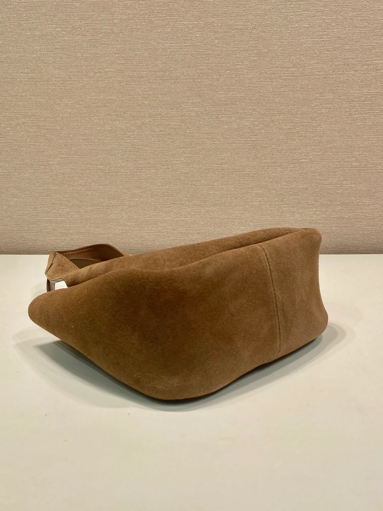 💰1300🎉mini vegetable basket🎉1BA349 nubuck leather🎉🎉 This mini vegetable basket is made of imported nubuck leather, with imported lambskin inside. It has many compartments, is large and lightweight, the classic mini is good-looking and easy to use👏👏, the upper body effect is cute and adorable, so beautiful😘Special limited edition/popular model, hurry up and get it🎉🎉 Length 18x height 16x bottom 10cm🎉🎉🎉👏👏👏