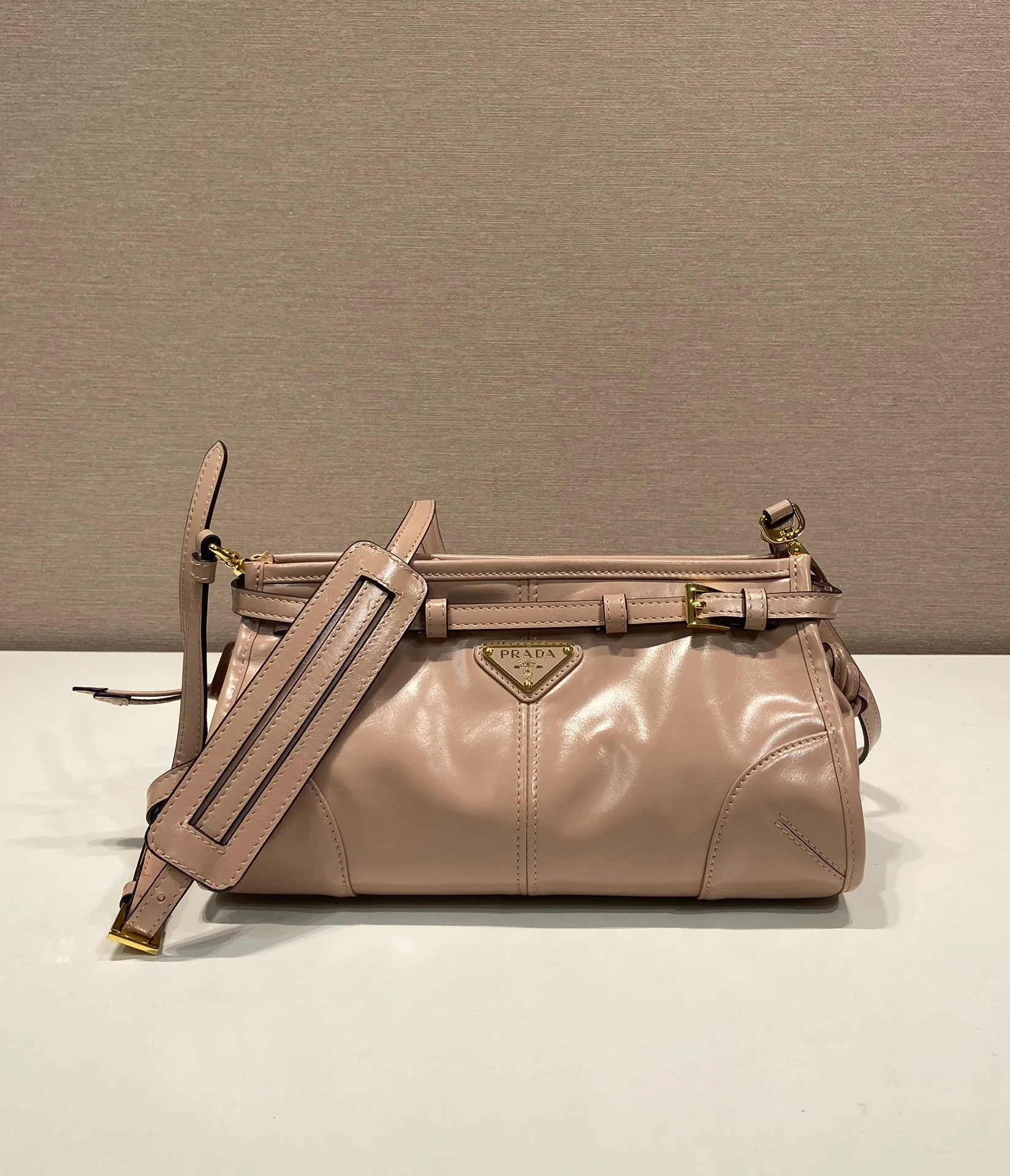 💰1640🎉LusSolf oil wax leather🎉1BA215 crossbody bag🎉 This crossbody bag is made of imported oil wax leather. The shiny color exudes a classic atmosphere. It is equipped with a detachable and adjustable long shoulder strap, which is convenient for shoulder and crossbody carry. It has a very large capacity and is easy to use. It is definitely a must-have for fashionistas. Hurry up and take this retro style crossbody bag home! Length 26x height 14x base 12cm🎉🎉🎉👏👏👏