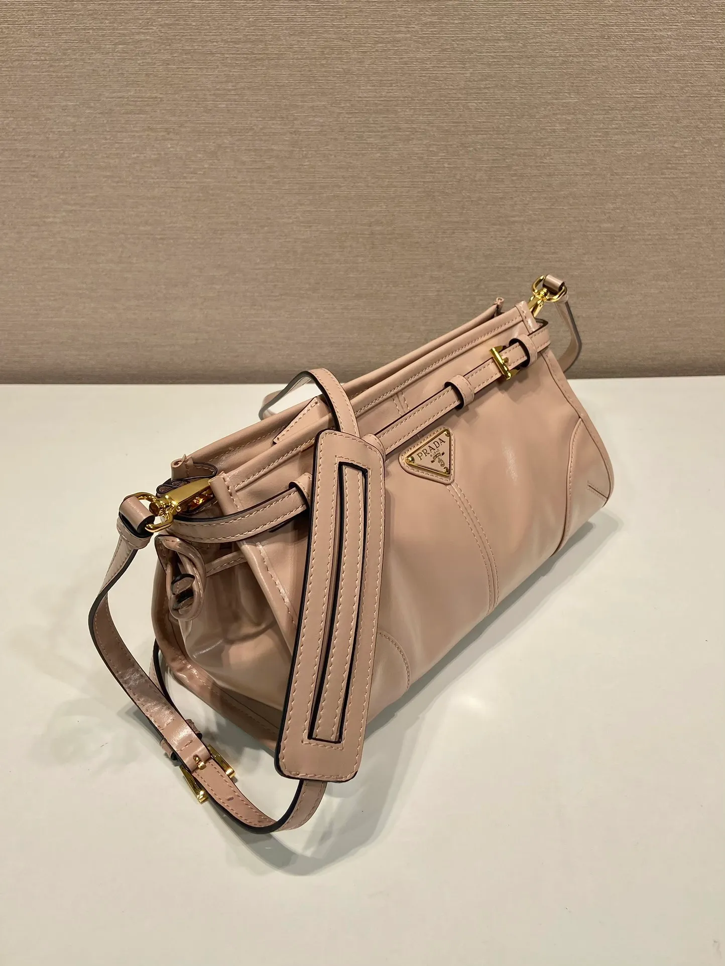 💰1640🎉LusSolf oil wax leather🎉1BA215 crossbody bag🎉 This crossbody bag is made of imported oil wax leather. The shiny color exudes a classic atmosphere. It is equipped with a detachable and adjustable long shoulder strap, which is convenient for shoulder and crossbody carry. It has a very large capacity and is easy to use. It is definitely a must-have for fashionistas. Hurry up and take this retro style crossbody bag home! Length 26x height 14x base 12cm🎉🎉🎉👏👏👏