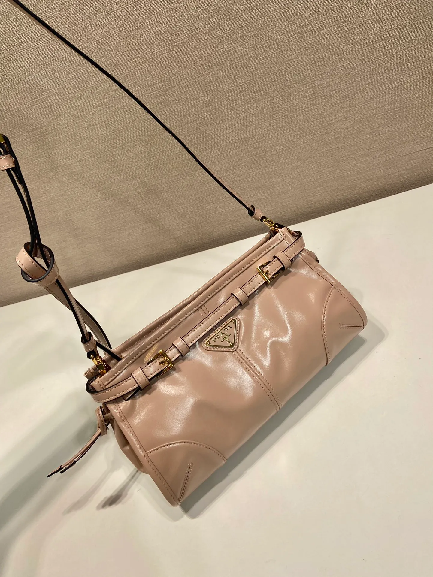 💰1640🎉LusSolf oil wax leather🎉1BA215 crossbody bag🎉 This crossbody bag is made of imported oil wax leather. The shiny color exudes a classic atmosphere. It is equipped with a detachable and adjustable long shoulder strap, which is convenient for shoulder and crossbody carry. It has a very large capacity and is easy to use. It is definitely a must-have for fashionistas. Hurry up and take this retro style crossbody bag home! Length 26x height 14x base 12cm🎉🎉🎉👏👏👏
