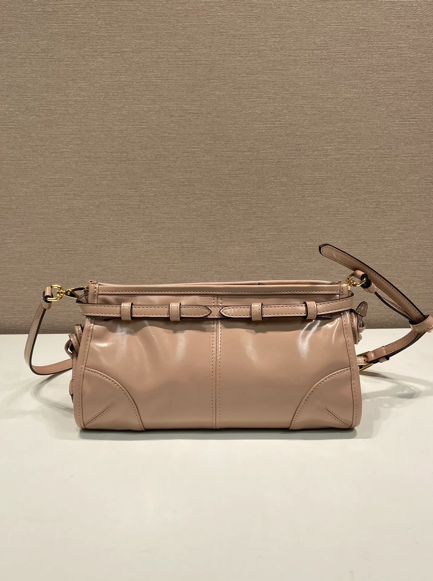 💰1640🎉LusSolf oil wax leather🎉1BA215 crossbody bag🎉 This crossbody bag is made of imported oil wax leather. The shiny color exudes a classic atmosphere. It is equipped with a detachable and adjustable long shoulder strap, which is convenient for shoulder and crossbody carry. It has a very large capacity and is easy to use. It is definitely a must-have for fashionistas. Hurry up and take this retro style crossbody bag home! Length 26x height 14x base 12cm🎉🎉🎉👏👏👏