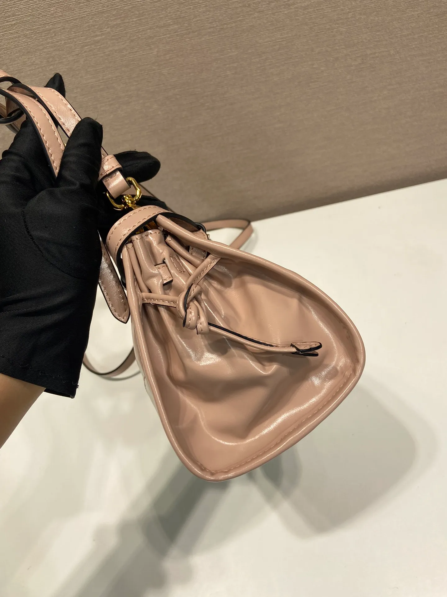 💰1640🎉LusSolf oil wax leather🎉1BA215 crossbody bag🎉 This crossbody bag is made of imported oil wax leather. The shiny color exudes a classic atmosphere. It is equipped with a detachable and adjustable long shoulder strap, which is convenient for shoulder and crossbody carry. It has a very large capacity and is easy to use. It is definitely a must-have for fashionistas. Hurry up and take this retro style crossbody bag home! Length 26x height 14x base 12cm🎉🎉🎉👏👏👏