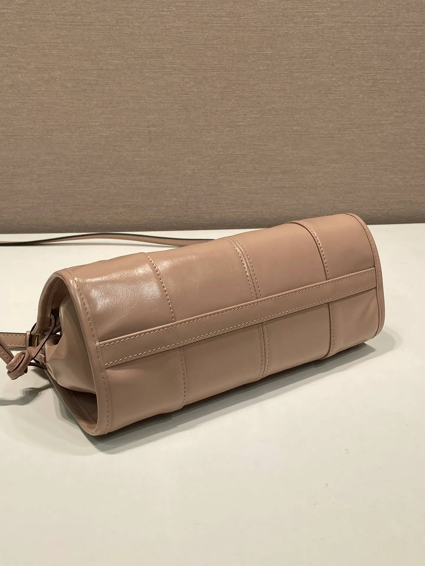 💰1640🎉LusSolf oil wax leather🎉1BA215 crossbody bag🎉 This crossbody bag is made of imported oil wax leather. The shiny color exudes a classic atmosphere. It is equipped with a detachable and adjustable long shoulder strap, which is convenient for shoulder and crossbody carry. It has a very large capacity and is easy to use. It is definitely a must-have for fashionistas. Hurry up and take this retro style crossbody bag home! Length 26x height 14x base 12cm🎉🎉🎉👏👏👏