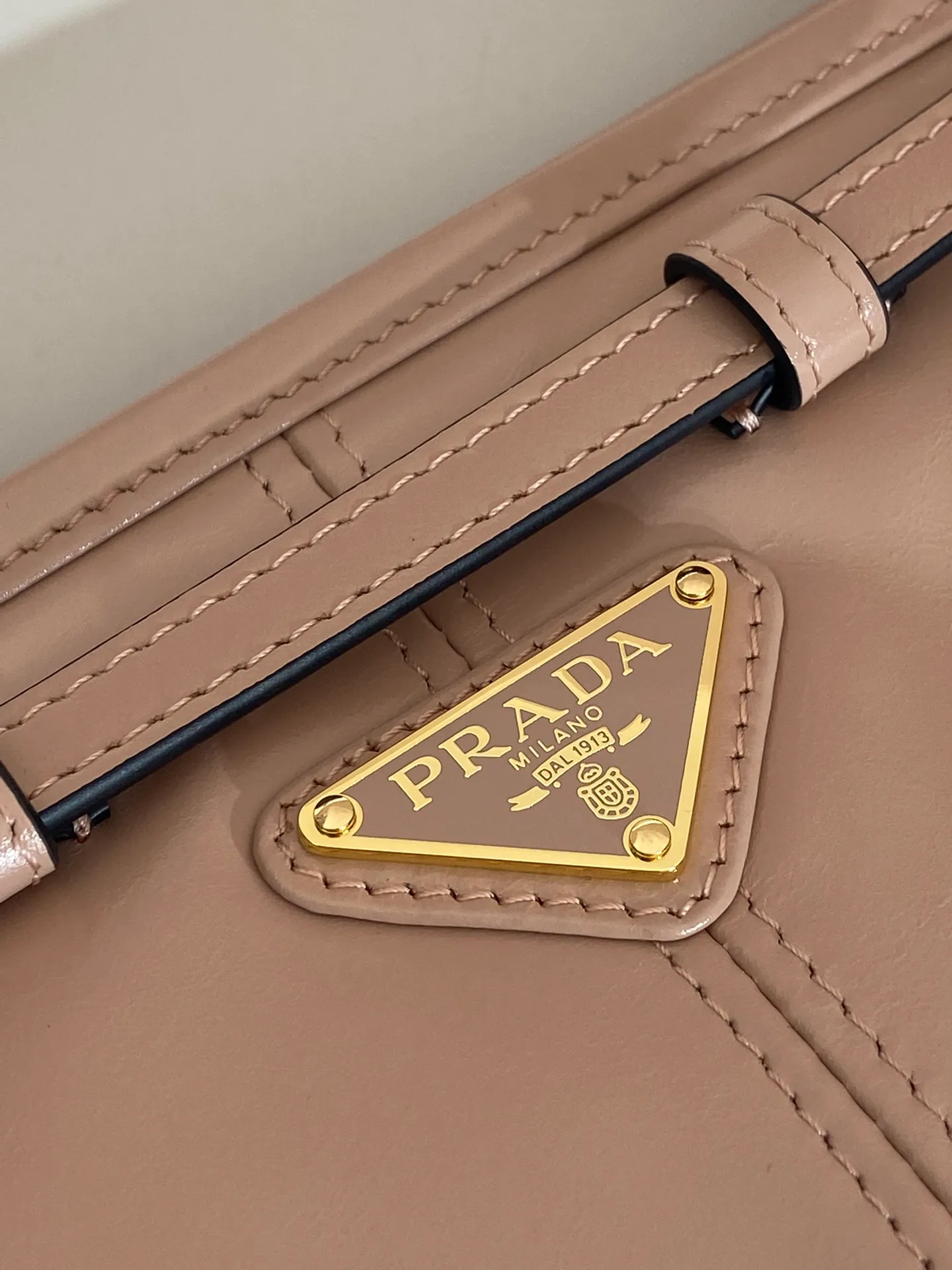 💰1640🎉LusSolf oil wax leather🎉1BA215 crossbody bag🎉 This crossbody bag is made of imported oil wax leather. The shiny color exudes a classic atmosphere. It is equipped with a detachable and adjustable long shoulder strap, which is convenient for shoulder and crossbody carry. It has a very large capacity and is easy to use. It is definitely a must-have for fashionistas. Hurry up and take this retro style crossbody bag home! Length 26x height 14x base 12cm🎉🎉🎉👏👏👏