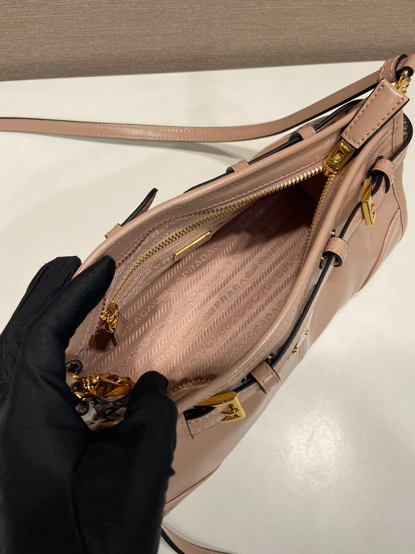💰1640🎉LusSolf oil wax leather🎉1BA215 crossbody bag🎉 This crossbody bag is made of imported oil wax leather. The shiny color exudes a classic atmosphere. It is equipped with a detachable and adjustable long shoulder strap, which is convenient for shoulder and crossbody carry. It has a very large capacity and is easy to use. It is definitely a must-have for fashionistas. Hurry up and take this retro style crossbody bag home! Length 26x height 14x base 12cm🎉🎉🎉👏👏👏