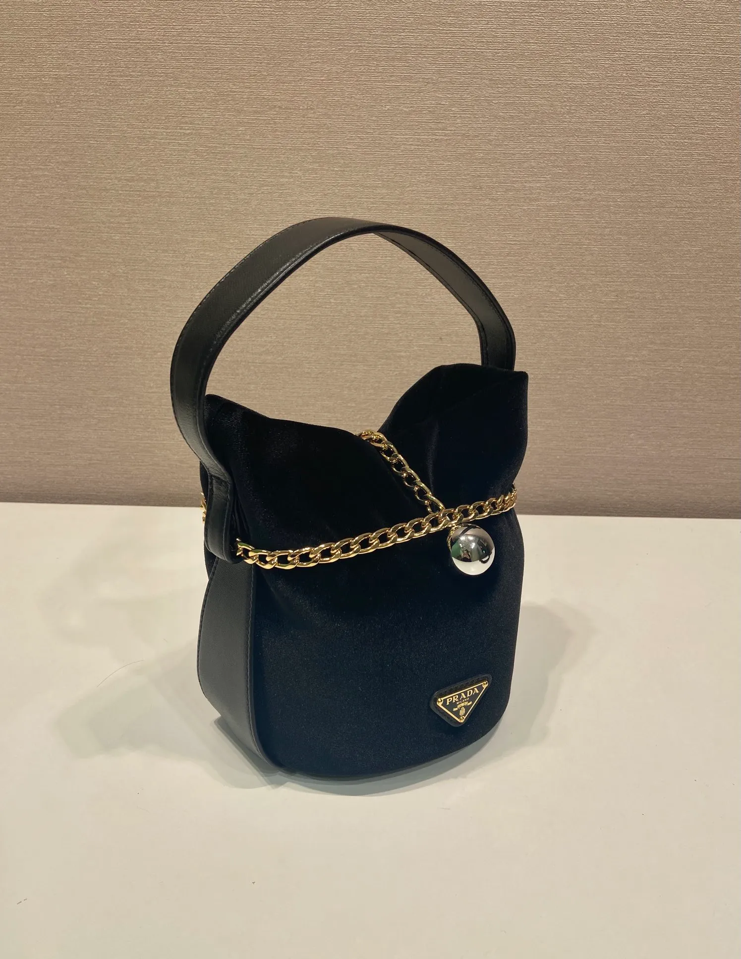 💰1020🎉New catwalk style🎉1BE088 velvet🎉🎉 This fortune bucket is made of imported velvet fabric and imported calfskin, with a unique padded design, top-grade hardware, and large capacity. I carry Qin’s most versatile bag when I go out. The upper body effect is very fashionable and good-looking😘It’s so beautiful. It’s a small bucket that is recognized by internet celebrities as a wishing and making fortune👍👍Babies, it’s worth owning, hurry up and get it🎉🎉 Length 14x height 20x bottom 15cm🎉🎉🎉💰💰💰