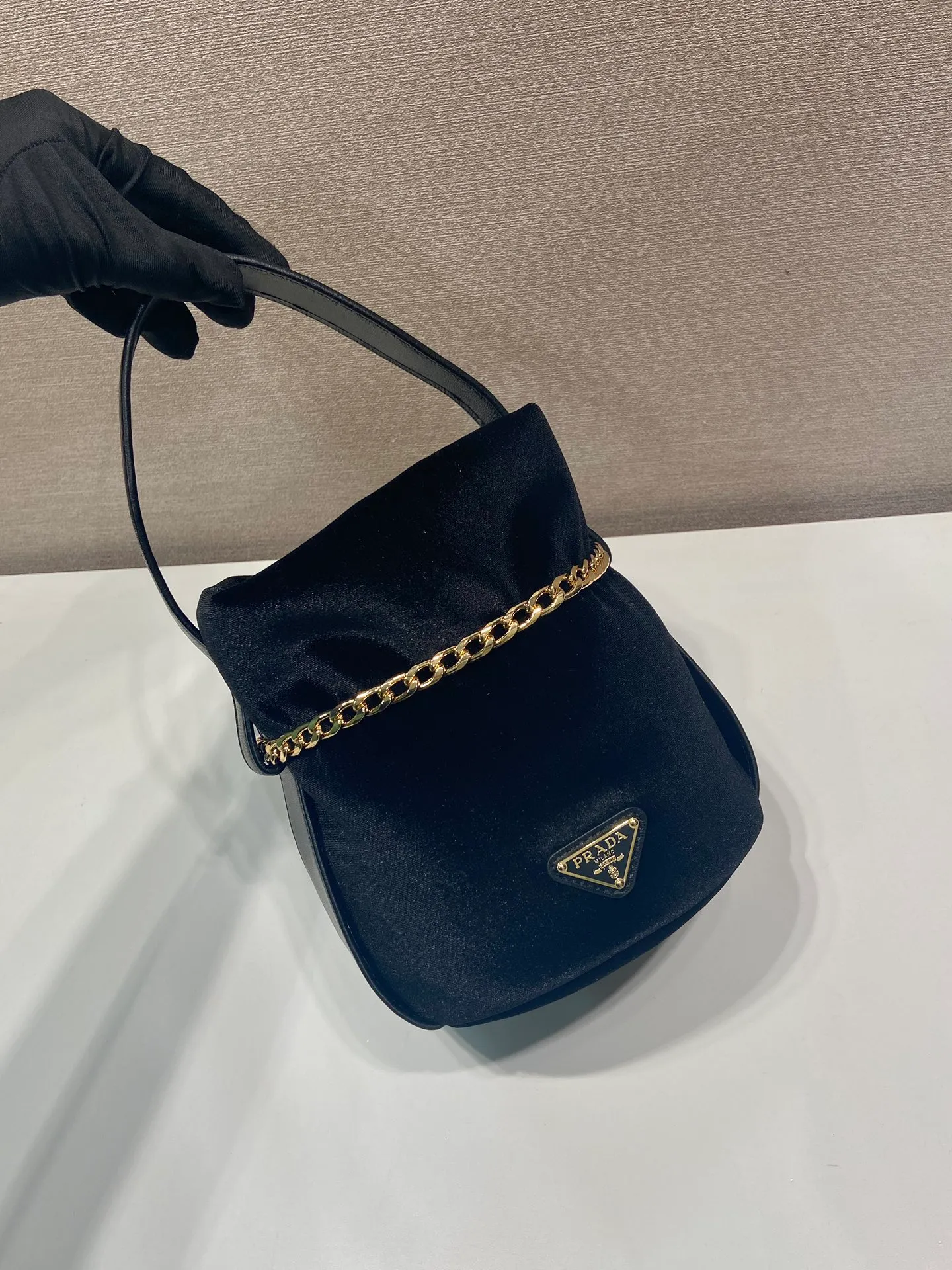 💰1020🎉New catwalk style🎉1BE088 velvet🎉🎉 This fortune bucket is made of imported velvet fabric and imported calfskin, with a unique padded design, top-grade hardware, and large capacity. I carry Qin’s most versatile bag when I go out. The upper body effect is very fashionable and good-looking😘It’s so beautiful. It’s a small bucket that is recognized by internet celebrities as a wishing and making fortune👍👍Babies, it’s worth owning, hurry up and get it🎉🎉 Length 14x height 20x bottom 15cm🎉🎉🎉💰💰💰