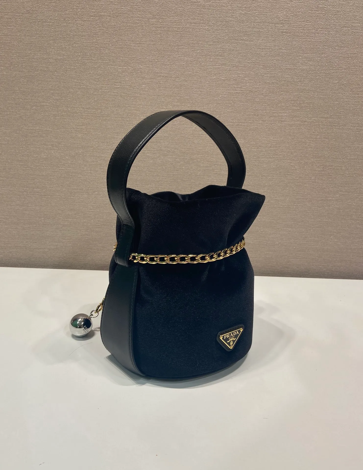 💰1020🎉New catwalk style🎉1BE088 velvet🎉🎉 This fortune bucket is made of imported velvet fabric and imported calfskin, with a unique padded design, top-grade hardware, and large capacity. I carry Qin’s most versatile bag when I go out. The upper body effect is very fashionable and good-looking😘It’s so beautiful. It’s a small bucket that is recognized by internet celebrities as a wishing and making fortune👍👍Babies, it’s worth owning, hurry up and get it🎉🎉 Length 14x height 20x bottom 15cm🎉🎉🎉💰💰💰