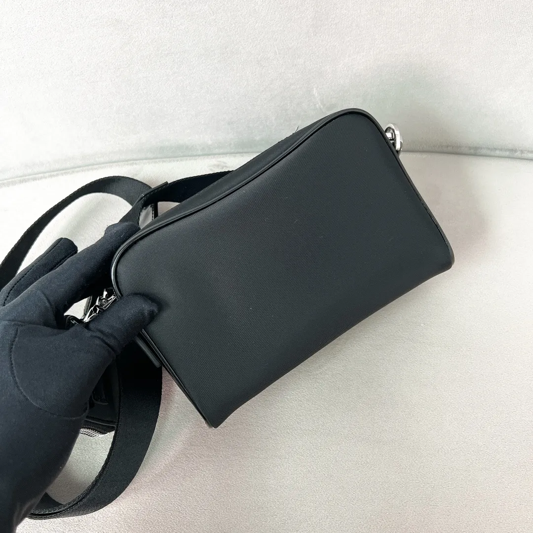 💰1120✨New first release✨2023 autumn and winter new two-in-one men's nylon➕bright leather shoulder bag 2VH172 This minimalist style is full of modern atmosphere. It is made of imported parachute nylon fabric with bright leather. The classic triangle logo on the front adds an iconic tone. Comes with a detachable shoulder strap and a versatile small bag. The main compartment zipper opening with external pockets. Unique design, fashion leader and outstanding temperament. The upper body effect is very cool and casual. size: 18*11.5*5cm black