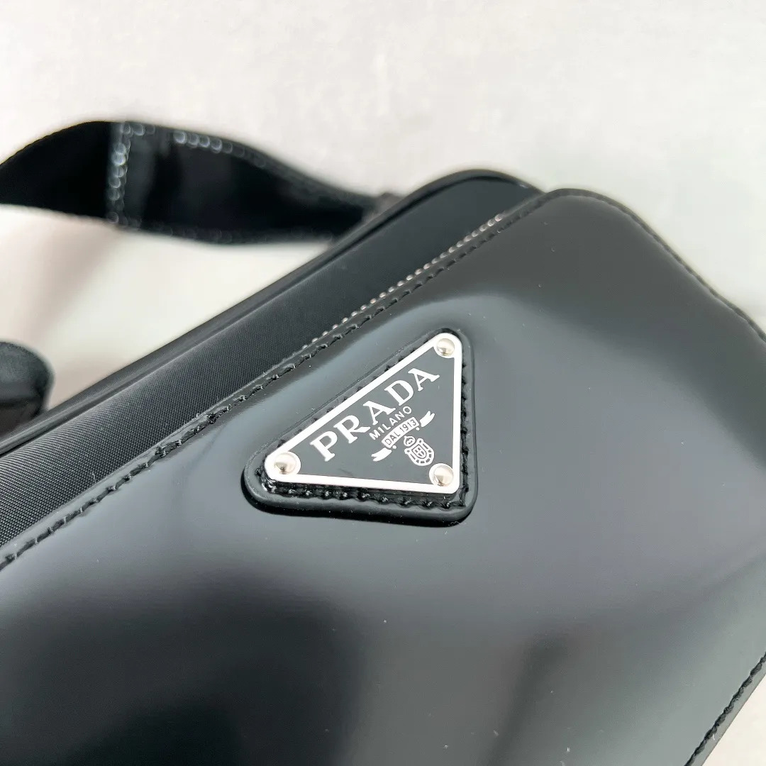 💰1120✨New first release✨2023 autumn and winter new two-in-one men's nylon➕bright leather shoulder bag 2VH172 This minimalist style is full of modern atmosphere. It is made of imported parachute nylon fabric with bright leather. The classic triangle logo on the front adds an iconic tone. Comes with a detachable shoulder strap and a versatile small bag. The main compartment zipper opening with external pockets. Unique design, fashion leader and outstanding temperament. The upper body effect is very cool and casual. size: 18*11.5*5cm black