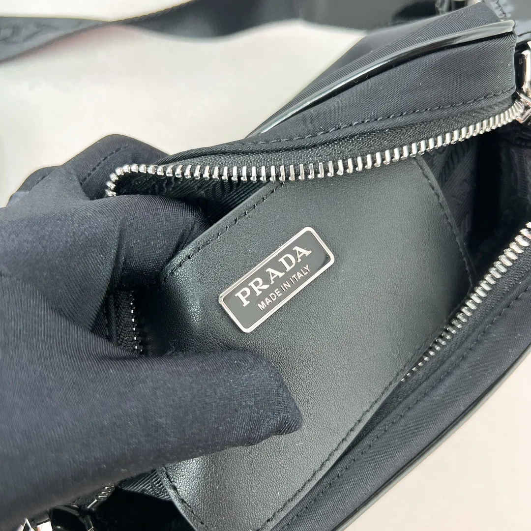 💰1120✨New first release✨2023 autumn and winter new two-in-one men's nylon➕bright leather shoulder bag 2VH172 This minimalist style is full of modern atmosphere. It is made of imported parachute nylon fabric with bright leather. The classic triangle logo on the front adds an iconic tone. Comes with a detachable shoulder strap and a versatile small bag. The main compartment zipper opening with external pockets. Unique design, fashion leader and outstanding temperament. The upper body effect is very cool and casual. size: 18*11.5*5cm black