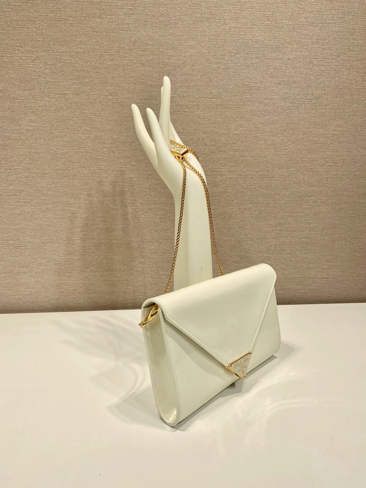 💰1120🎉Patent Leather Envelope Bag🎉1Bp102 Clutch🎉🎉 The gloss of patent leather highlights the elegant silhouette of this mini handbag, injecting it with a modern flavor. Featuring a detachable chain shoulder strap and a nappa leather interior with card slots, this bag features a signature triangle logo on the magnetic closure for a timeless and instantly recognizable look. It can also be used as a handbag/shoulder bag/crossbody. It has many functions and can be exchanged for different occasions. Another hot item from internet celebrities🎉🎉 Length 20x height 11.5cm🎉🎉🎉👏👏👏