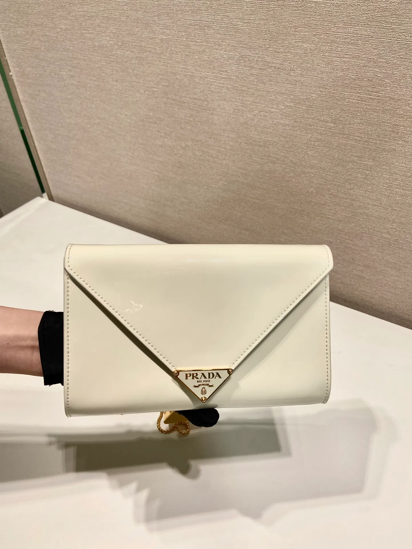 💰1120🎉Patent Leather Envelope Bag🎉1Bp102 Clutch🎉🎉 The gloss of patent leather highlights the elegant silhouette of this mini handbag, injecting it with a modern flavor. Featuring a detachable chain shoulder strap and a nappa leather interior with card slots, this bag features a signature triangle logo on the magnetic closure for a timeless and instantly recognizable look. It can also be used as a handbag/shoulder bag/crossbody. It has many functions and can be exchanged for different occasions. Another hot item from internet celebrities🎉🎉 Length 20x height 11.5cm🎉🎉🎉👏👏👏