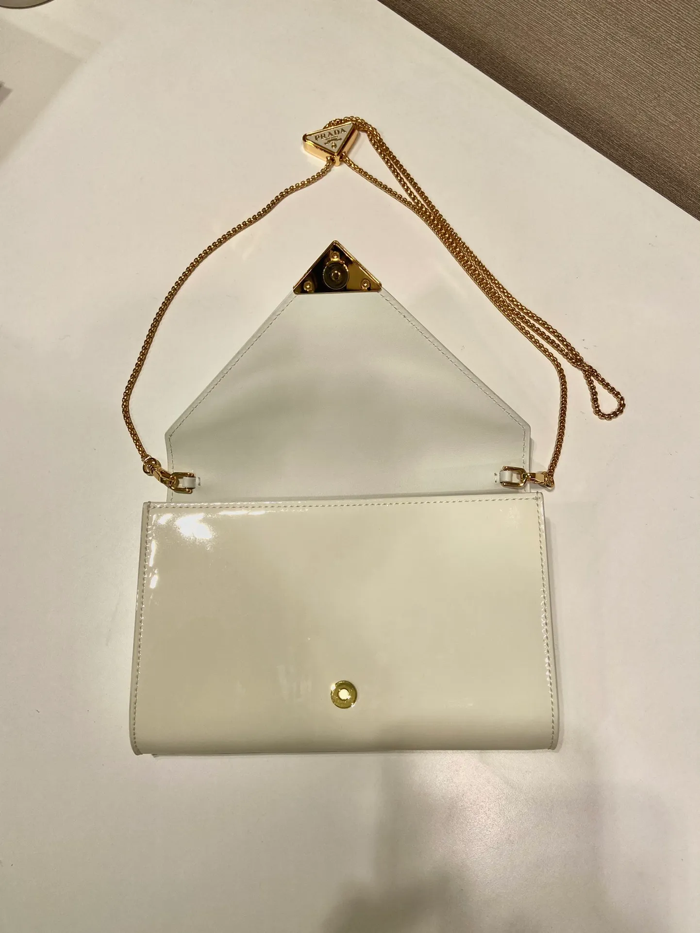 💰1120🎉Patent Leather Envelope Bag🎉1Bp102 Clutch🎉🎉 The gloss of patent leather highlights the elegant silhouette of this mini handbag, injecting it with a modern flavor. Featuring a detachable chain shoulder strap and a nappa leather interior with card slots, this bag features a signature triangle logo on the magnetic closure for a timeless and instantly recognizable look. It can also be used as a handbag/shoulder bag/crossbody. It has many functions and can be exchanged for different occasions. Another hot item from internet celebrities🎉🎉 Length 20x height 11.5cm🎉🎉🎉👏👏👏