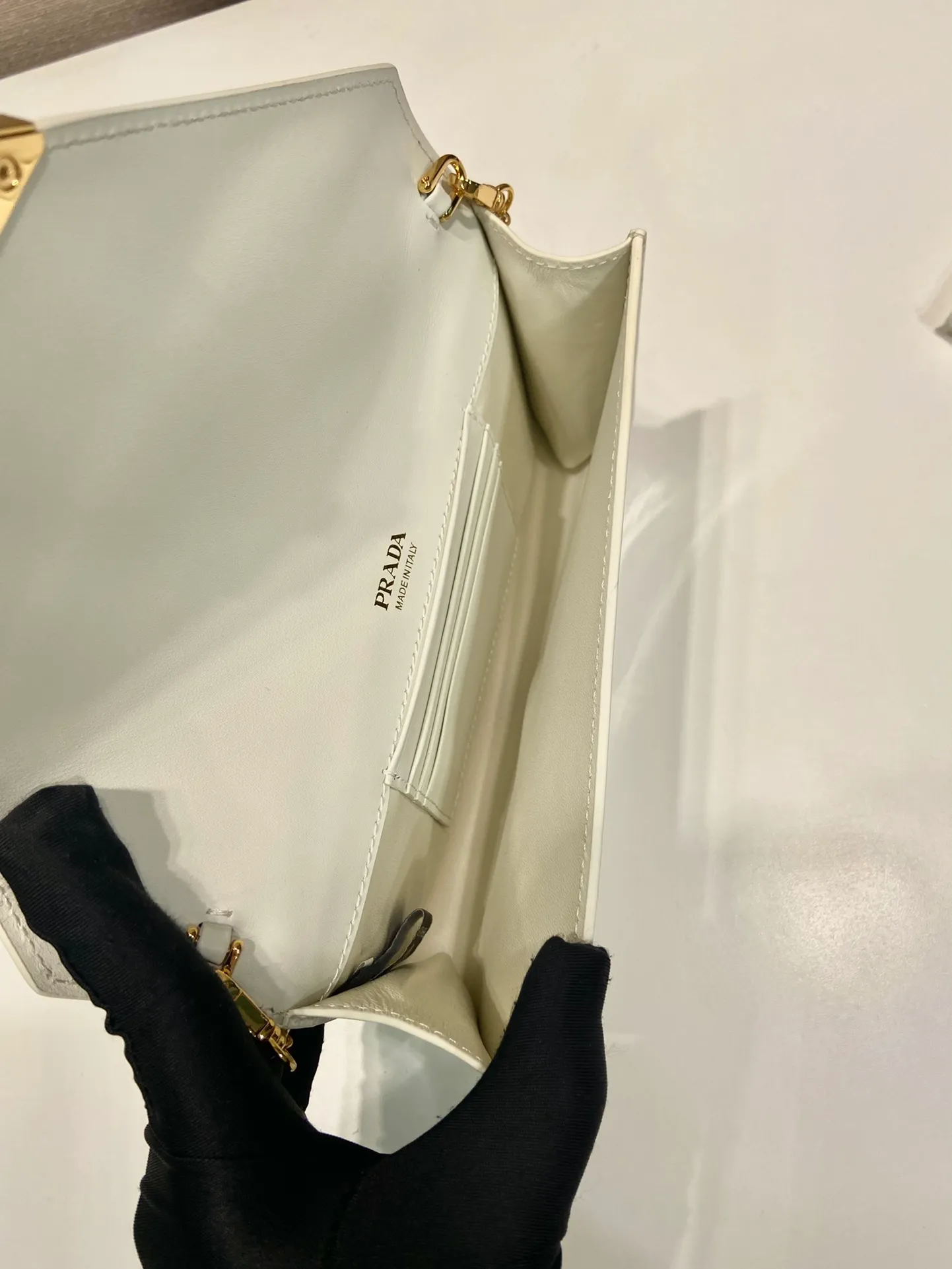 💰1120🎉Patent Leather Envelope Bag🎉1Bp102 Clutch🎉🎉 The gloss of patent leather highlights the elegant silhouette of this mini handbag, injecting it with a modern flavor. Featuring a detachable chain shoulder strap and a nappa leather interior with card slots, this bag features a signature triangle logo on the magnetic closure for a timeless and instantly recognizable look. It can also be used as a handbag/shoulder bag/crossbody. It has many functions and can be exchanged for different occasions. Another hot item from internet celebrities🎉🎉 Length 20x height 11.5cm🎉🎉🎉👏👏👏