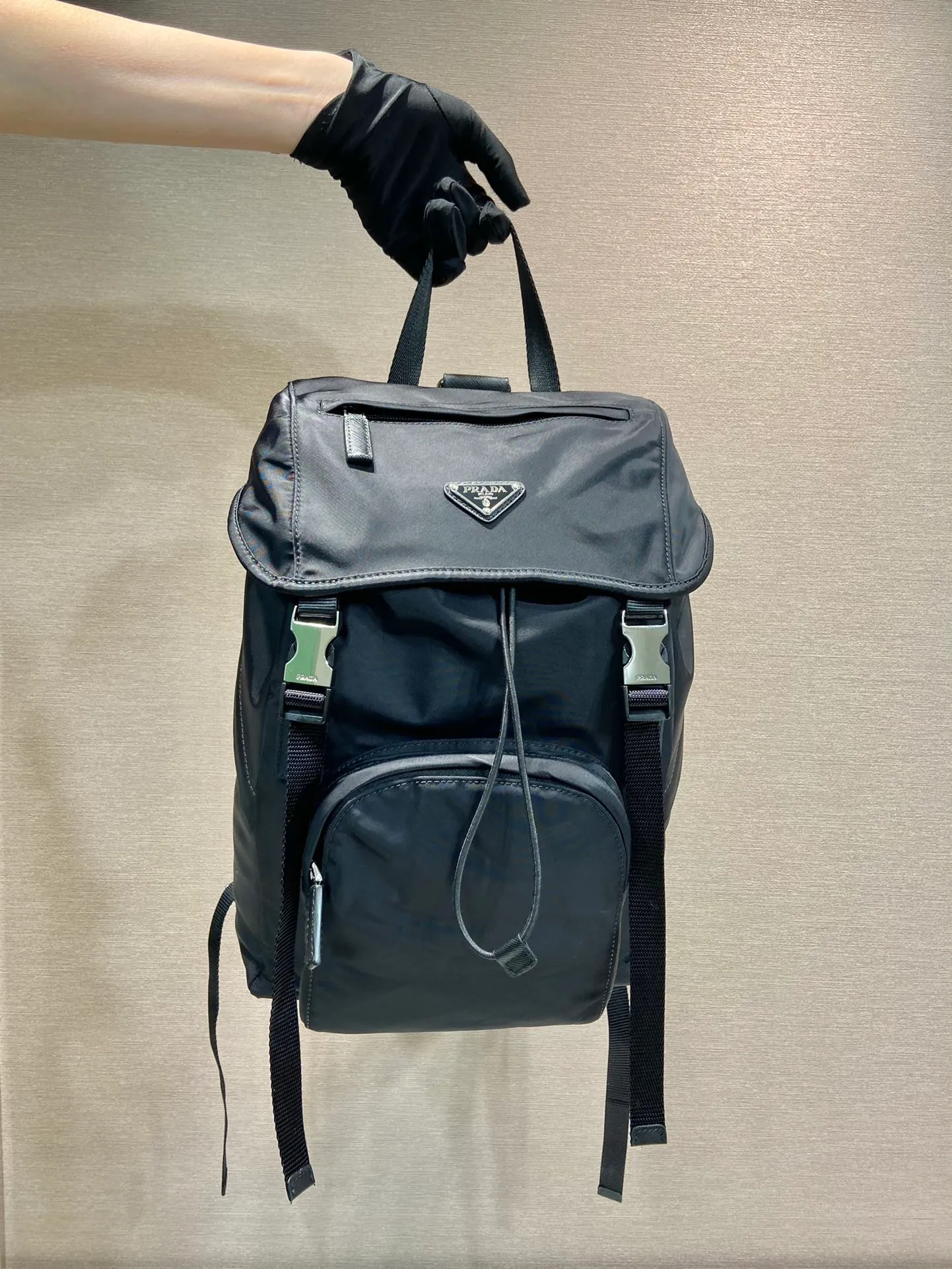 💰1260🎉Women's Backpack🎉1BZ039 Backpack🎉🎉This nylon backpack is decorated with Saffiano leather trim, using creativity and technology to create a unique style. Multiple pockets and a technical padded back are design features. A new style among classics, fashionable and elegant👍👍Beautiful ladies, hurry up and get it. Another classic style that will never go out of style👏👏Length 25x Height 36x Bottom 16cm👏👏👏