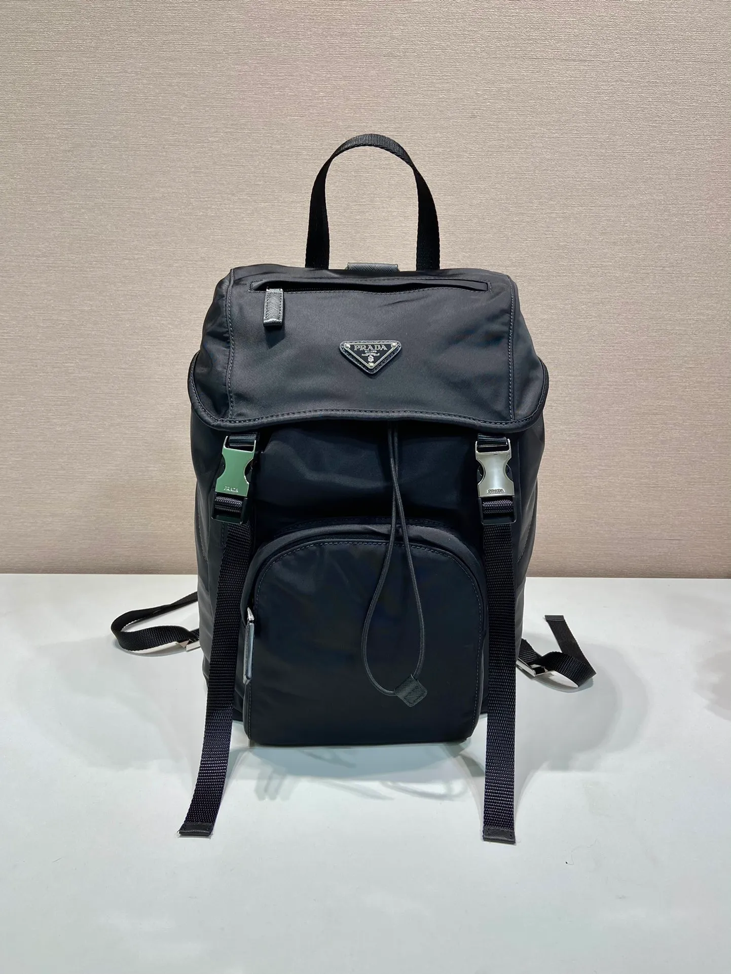 💰1260🎉Women's Backpack🎉1BZ039 Backpack🎉🎉This nylon backpack is decorated with Saffiano leather trim, using creativity and technology to create a unique style. Multiple pockets and a technical padded back are design features. A new style among classics, fashionable and elegant👍👍Beautiful ladies, hurry up and get it. Another classic style that will never go out of style👏👏Length 25x Height 36x Bottom 16cm👏👏👏