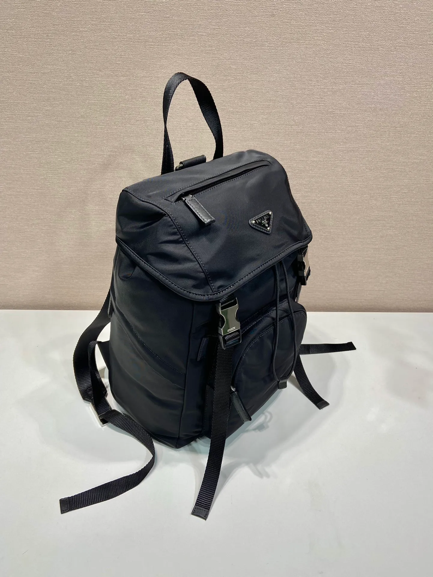 💰1260🎉Women's Backpack🎉1BZ039 Backpack🎉🎉This nylon backpack is decorated with Saffiano leather trim, using creativity and technology to create a unique style. Multiple pockets and a technical padded back are design features. A new style among classics, fashionable and elegant👍👍Beautiful ladies, hurry up and get it. Another classic style that will never go out of style👏👏Length 25x Height 36x Bottom 16cm👏👏👏