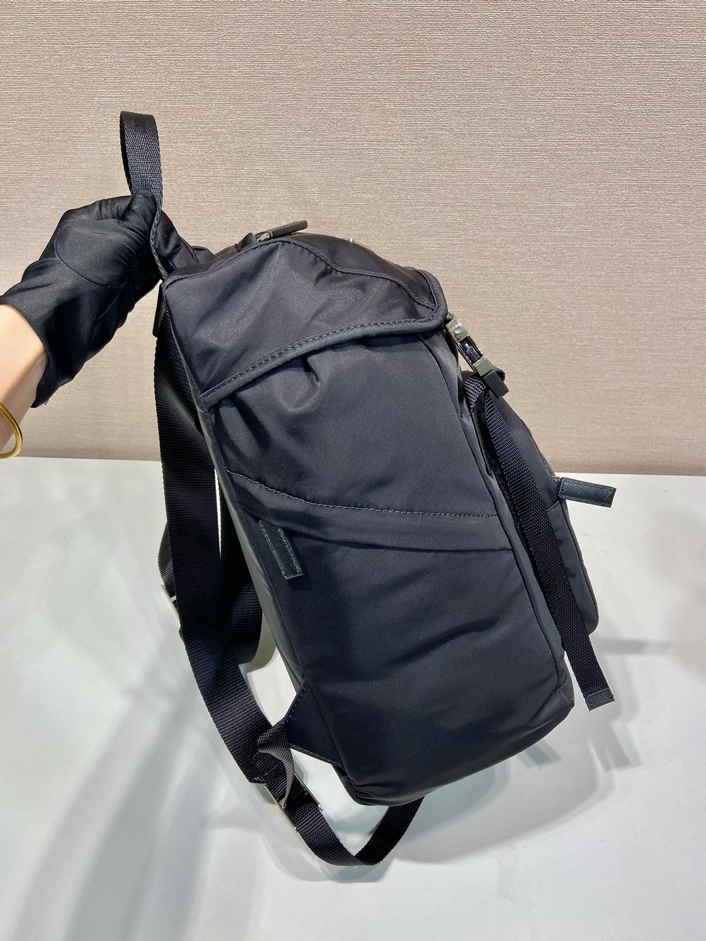 💰1260🎉Women's Backpack🎉1BZ039 Backpack🎉🎉This nylon backpack is decorated with Saffiano leather trim, using creativity and technology to create a unique style. Multiple pockets and a technical padded back are design features. A new style among classics, fashionable and elegant👍👍Beautiful ladies, hurry up and get it. Another classic style that will never go out of style👏👏Length 25x Height 36x Bottom 16cm👏👏👏