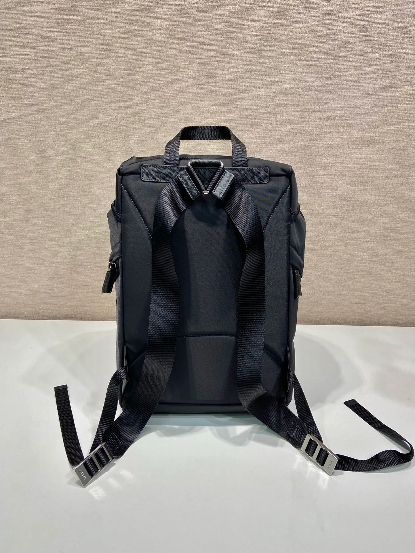 💰1260🎉Women's Backpack🎉1BZ039 Backpack🎉🎉This nylon backpack is decorated with Saffiano leather trim, using creativity and technology to create a unique style. Multiple pockets and a technical padded back are design features. A new style among classics, fashionable and elegant👍👍Beautiful ladies, hurry up and get it. Another classic style that will never go out of style👏👏Length 25x Height 36x Bottom 16cm👏👏👏