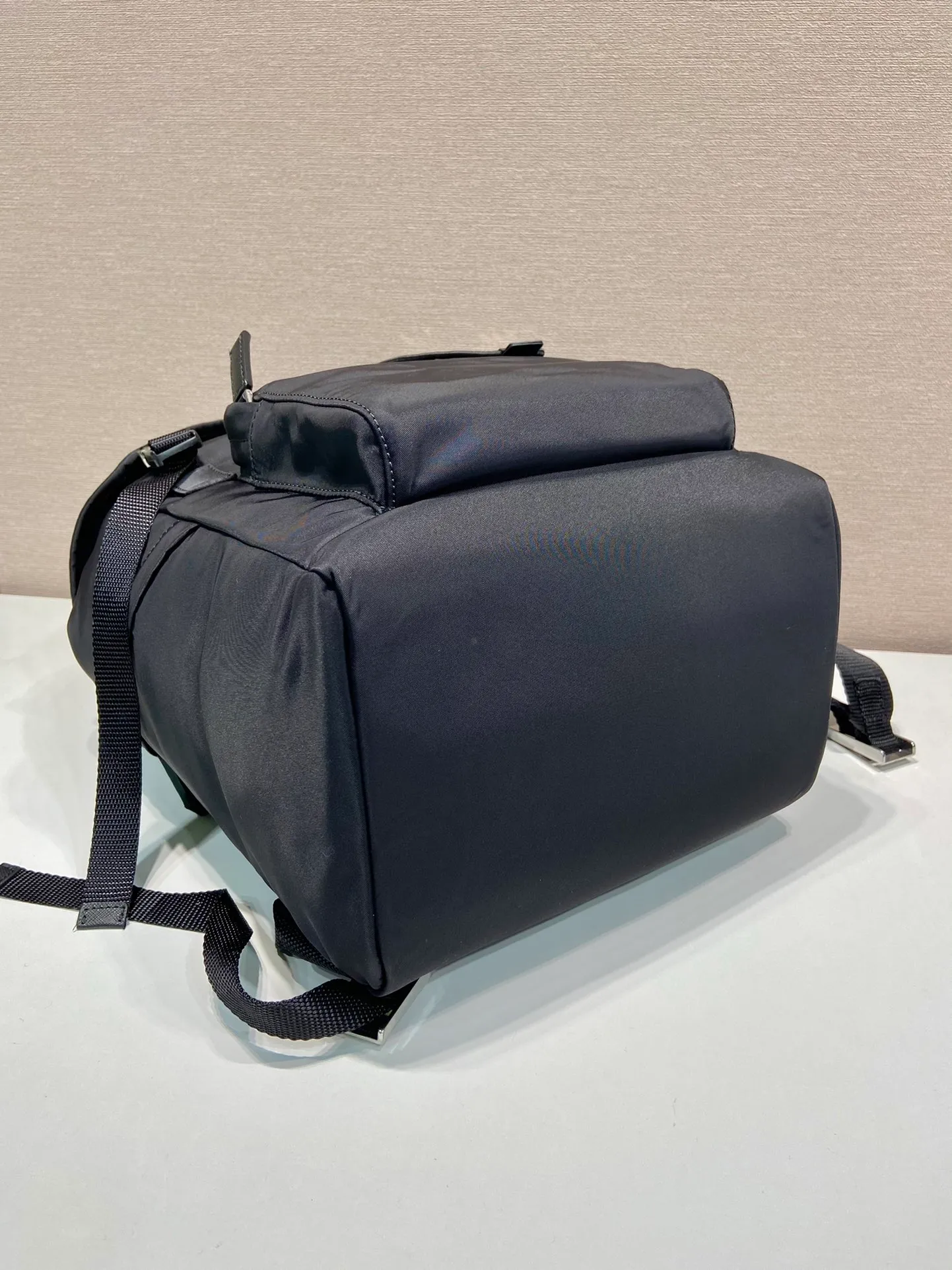 💰1260🎉Women's Backpack🎉1BZ039 Backpack🎉🎉This nylon backpack is decorated with Saffiano leather trim, using creativity and technology to create a unique style. Multiple pockets and a technical padded back are design features. A new style among classics, fashionable and elegant👍👍Beautiful ladies, hurry up and get it. Another classic style that will never go out of style👏👏Length 25x Height 36x Bottom 16cm👏👏👏