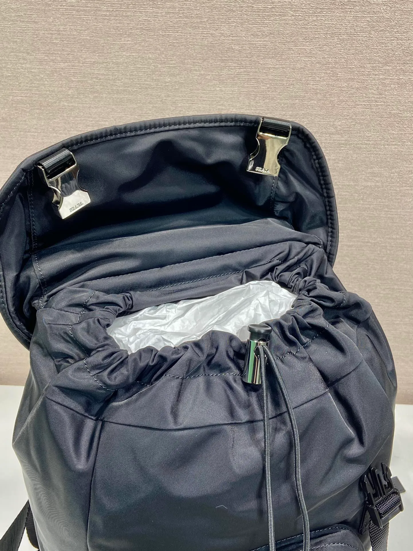 💰1260🎉Women's Backpack🎉1BZ039 Backpack🎉🎉This nylon backpack is decorated with Saffiano leather trim, using creativity and technology to create a unique style. Multiple pockets and a technical padded back are design features. A new style among classics, fashionable and elegant👍👍Beautiful ladies, hurry up and get it. Another classic style that will never go out of style👏👏Length 25x Height 36x Bottom 16cm👏👏👏