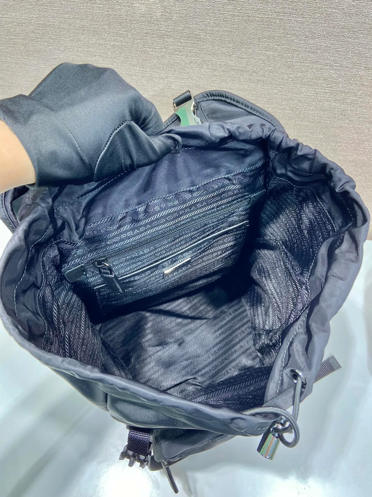 💰1260🎉Women's Backpack🎉1BZ039 Backpack🎉🎉This nylon backpack is decorated with Saffiano leather trim, using creativity and technology to create a unique style. Multiple pockets and a technical padded back are design features. A new style among classics, fashionable and elegant👍👍Beautiful ladies, hurry up and get it. Another classic style that will never go out of style👏👏Length 25x Height 36x Bottom 16cm👏👏👏