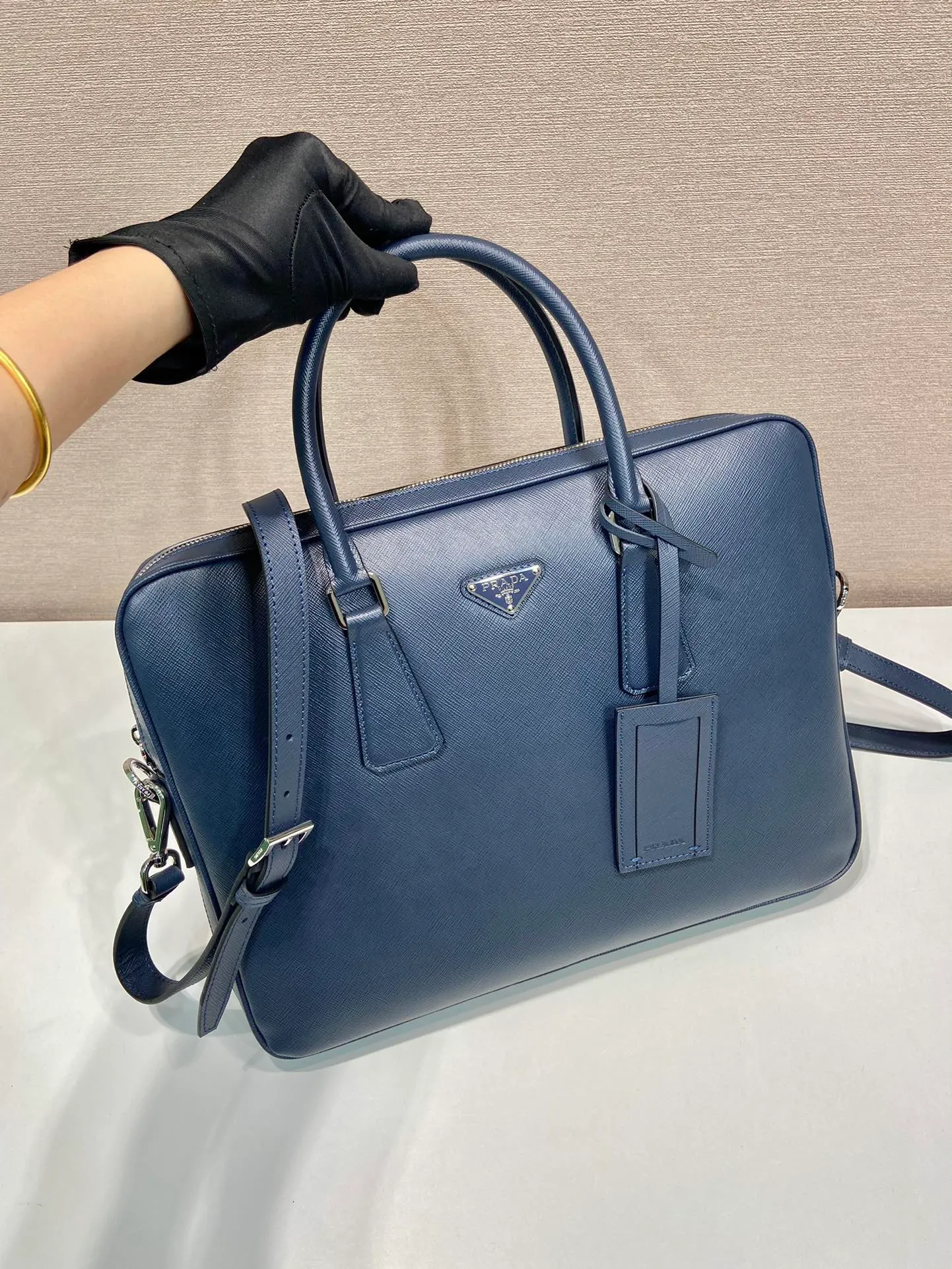 💰1840, P's new model 0368 is out of stock, bottom width is 3.5cm👻👻👻, synchronized with counters, lightweight + ultra-thin + practical, the style that men have always requested, top quality, 175 OEM code, length 37x height 28x base width 3.5cm.