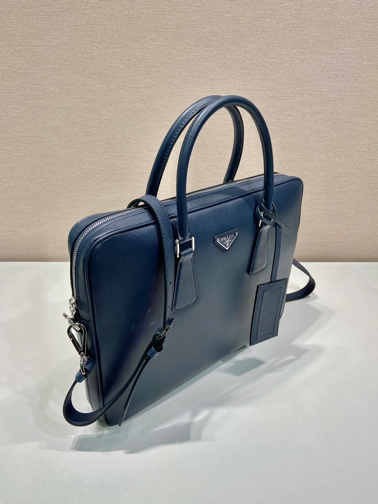 💰1840, P's new model 0368 is out of stock, bottom width is 3.5cm👻👻👻, synchronized with counters, lightweight + ultra-thin + practical, the style that men have always requested, top quality, 175 OEM code, length 37x height 28x base width 3.5cm.