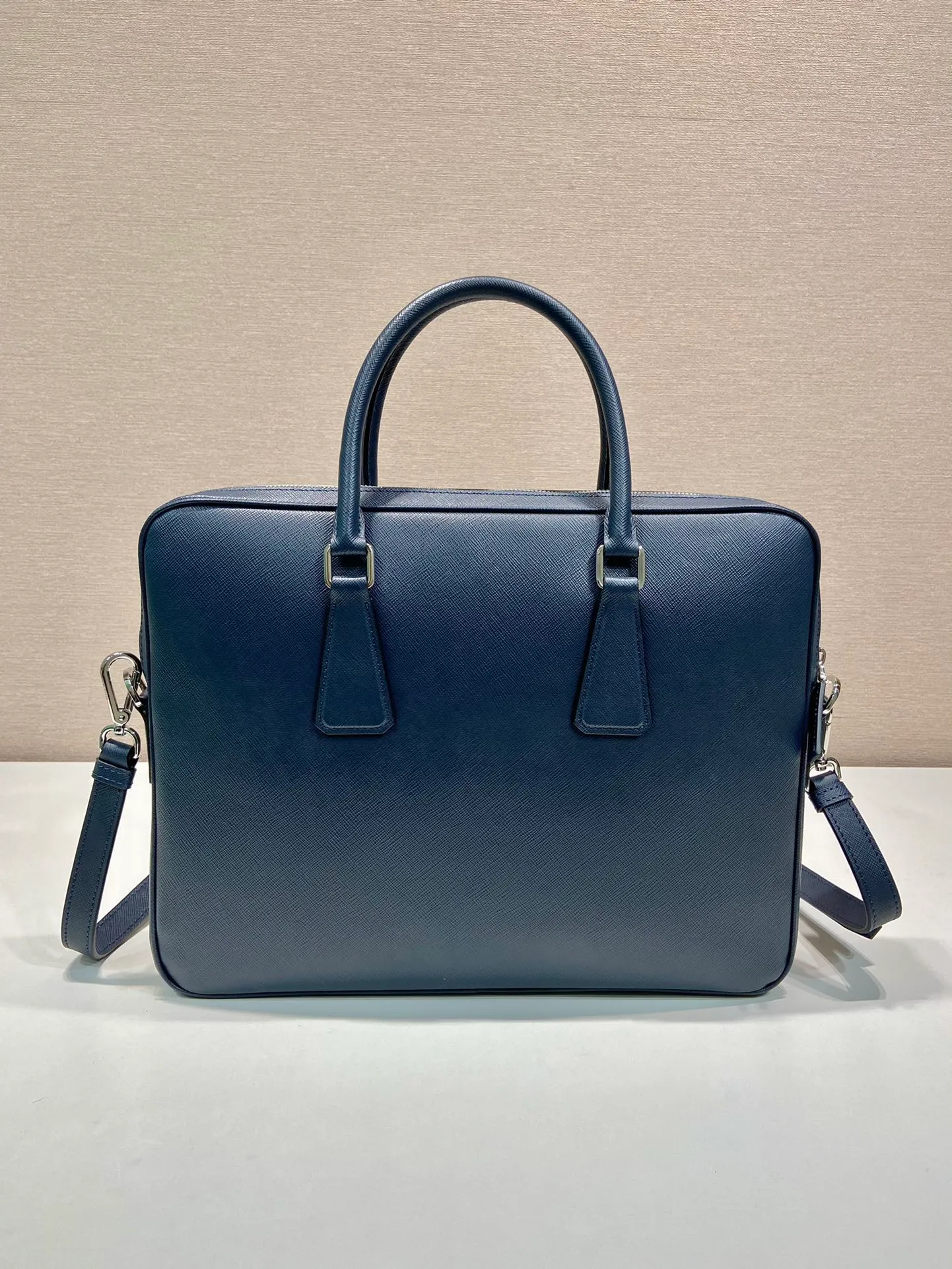 💰1840, P's new model 0368 is out of stock, bottom width is 3.5cm👻👻👻, synchronized with counters, lightweight + ultra-thin + practical, the style that men have always requested, top quality, 175 OEM code, length 37x height 28x base width 3.5cm.