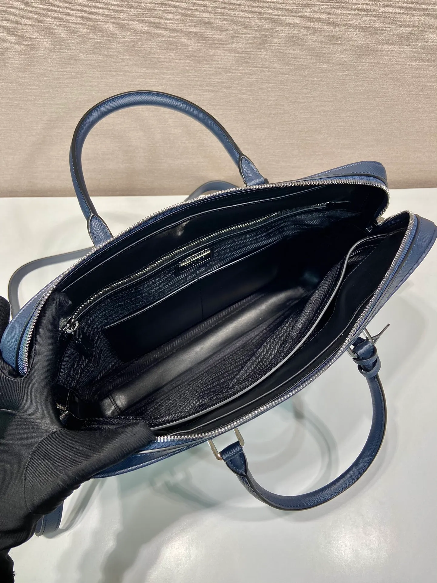 💰1840, P's new model 0368 is out of stock, bottom width is 3.5cm👻👻👻, synchronized with counters, lightweight + ultra-thin + practical, the style that men have always requested, top quality, 175 OEM code, length 37x height 28x base width 3.5cm.