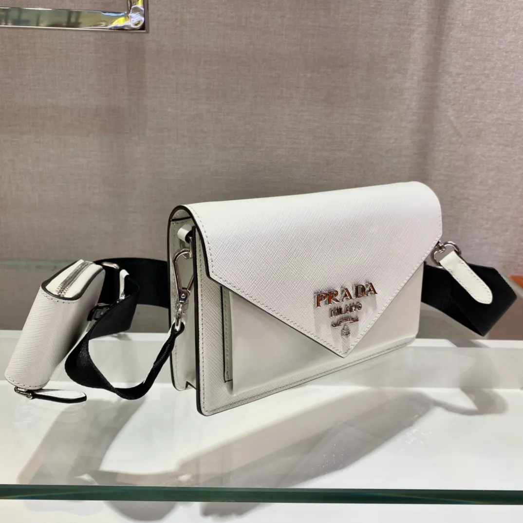 💰1320🎉New three-in-one🎉1BP40A👏👏 This mini envelope bag is equipped with a front flap, and the iconic lettering logo is embellished on the front, making the brand style clearly visible. The magnetic buckle closure design is classic, and the shoulder strap allows it to be transformed into a crossbody bag or a shoulder bag. It is versatile and can be used as a handbag. It is lined in soft sheepskin and equipped with a small pocket with a removable mirror. The design is quite thoughtful. Simple and fashionable, babies, hurry up and get it🎉🎉🎉👏👏👏👏 Length 20x Height 12x Bottom 4cm