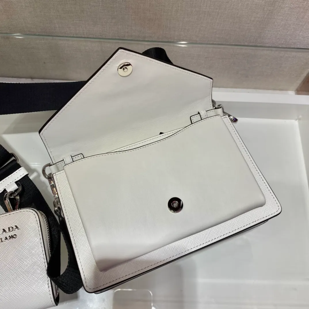 💰1320🎉New three-in-one🎉1BP40A👏👏 This mini envelope bag is equipped with a front flap, and the iconic lettering logo is embellished on the front, making the brand style clearly visible. The magnetic buckle closure design is classic, and the shoulder strap allows it to be transformed into a crossbody bag or a shoulder bag. It is versatile and can be used as a handbag. It is lined in soft sheepskin and equipped with a small pocket with a removable mirror. The design is quite thoughtful. Simple and fashionable, babies, hurry up and get it🎉🎉🎉👏👏👏👏 Length 20x Height 12x Bottom 4cm