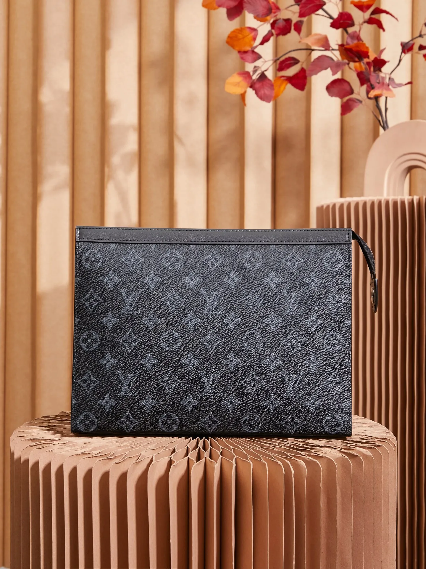 P¥320👉nfc163C01 dynamic chip version👈【Top inspection-free all-steel hardware】Clutch bag Order model M61690 black flower 61692 Europe Made of elegant DaMeier Ebene classic black plaid material The interior is made of unique custom-made foam fabric that is wear-resistant and stain-resistant and washable Original hardware chain Both fashionable and practical The bag body is soft and comfortable🔜The interior is equipped with slip pockets Large capacity to meet your daily needs, size 26.5-20-6CM, comes with gift box