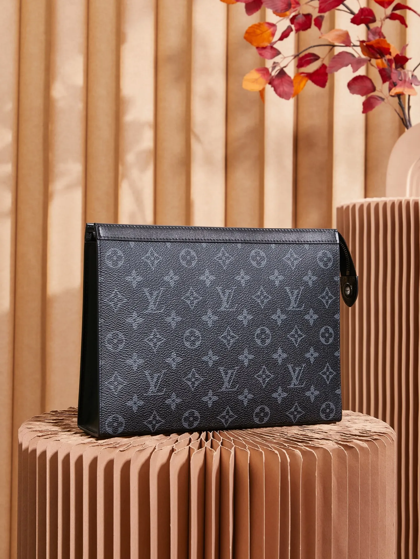 P¥320👉nfc163C01 dynamic chip version👈【Top inspection-free all-steel hardware】Clutch bag Order model M61690 black flower 61692 Europe Made of elegant DaMeier Ebene classic black plaid material The interior is made of unique custom-made foam fabric that is wear-resistant and stain-resistant and washable Original hardware chain Both fashionable and practical The bag body is soft and comfortable🔜The interior is equipped with slip pockets Large capacity to meet your daily needs, size 26.5-20-6CM, comes with gift box
