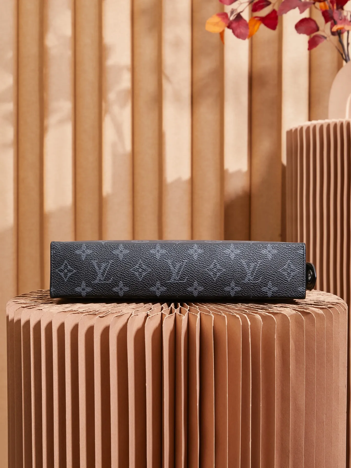 P¥320👉nfc163C01 dynamic chip version👈【Top inspection-free all-steel hardware】Clutch bag Order model M61690 black flower 61692 Europe Made of elegant DaMeier Ebene classic black plaid material The interior is made of unique custom-made foam fabric that is wear-resistant and stain-resistant and washable Original hardware chain Both fashionable and practical The bag body is soft and comfortable🔜The interior is equipped with slip pockets Large capacity to meet your daily needs, size 26.5-20-6CM, comes with gift box