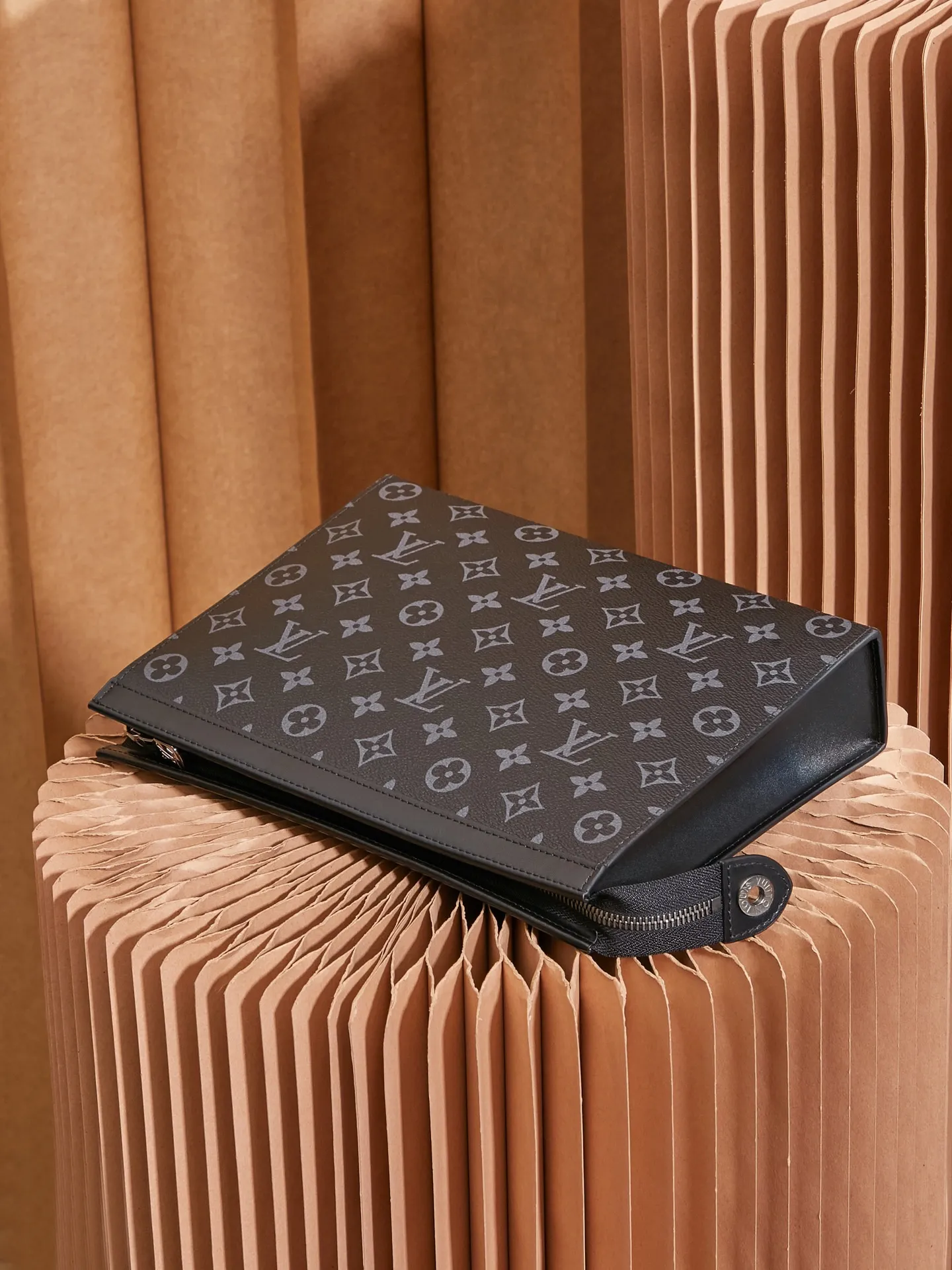 P¥320👉nfc163C01 dynamic chip version👈【Top inspection-free all-steel hardware】Clutch bag Order model M61690 black flower 61692 Europe Made of elegant DaMeier Ebene classic black plaid material The interior is made of unique custom-made foam fabric that is wear-resistant and stain-resistant and washable Original hardware chain Both fashionable and practical The bag body is soft and comfortable🔜The interior is equipped with slip pockets Large capacity to meet your daily needs, size 26.5-20-6CM, comes with gift box