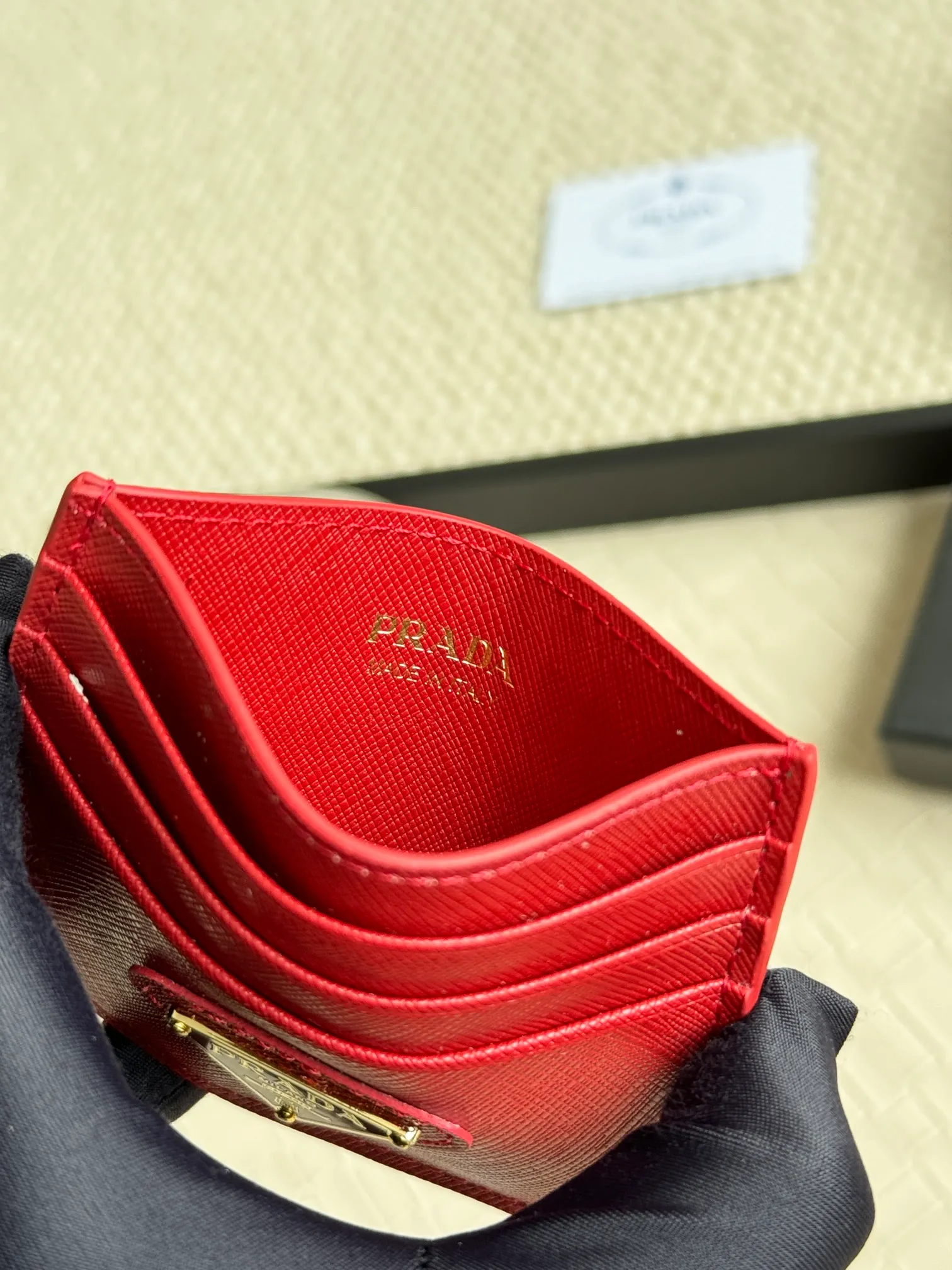💰110prada popular card holder, unisex small card holder, black, model 1MC025 Triangle Wheat series, nine colors, made of cross-grain cowhide, 6 card slots ➕ one middle sandwich, can hold multiple cards and zeros 💰, size 11.2×8.5cm, real shot, what you see is what you get