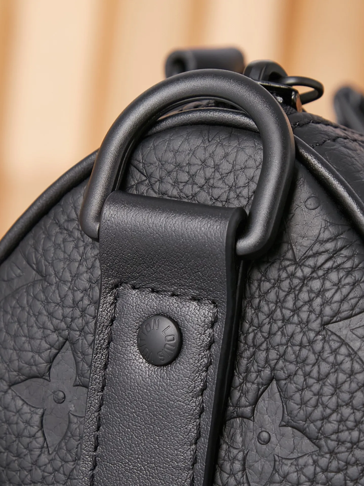 P¥960👉nfc163C01 dynamic chip version👈[Top-level inspection-free all-steel hardware] The mini version of the keepall series reproduces new ideas. Taurillon monogram cow leather creates a classic structure, reinforced side straps and removable leather nameplates continue the iconic elements, with double handles and shoulder straps, providing an excellent choice for urban elites. taurillon monogram embossed cowhide check, cowhide leather trim, fabric lining, metal hardware, zipper closure, large main compartment, interior patch pocket, removable name tag, removable and adjustable shoulder strap! ! Model: m20900; Size: 25x15x11cm