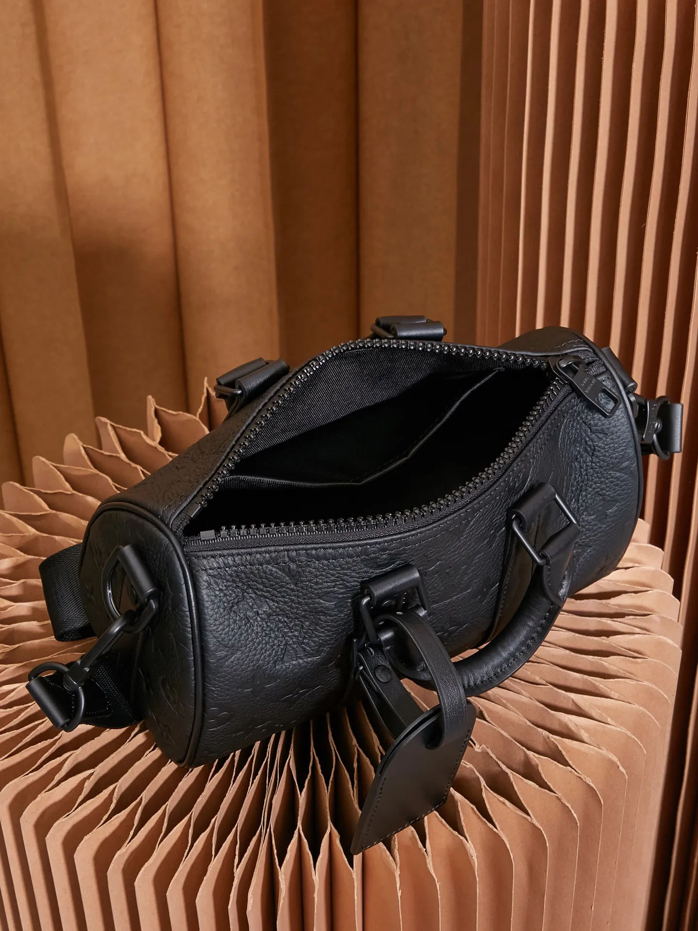 P¥960👉nfc163C01 dynamic chip version👈[Top-level inspection-free all-steel hardware] The mini version of the keepall series reproduces new ideas. Taurillon monogram cow leather creates a classic structure, reinforced side straps and removable leather nameplates continue the iconic elements, with double handles and shoulder straps, providing an excellent choice for urban elites. taurillon monogram embossed cowhide check, cowhide leather trim, fabric lining, metal hardware, zipper closure, large main compartment, interior patch pocket, removable name tag, removable and adjustable shoulder strap! ! Model: m20900; Size: 25x15x11cm