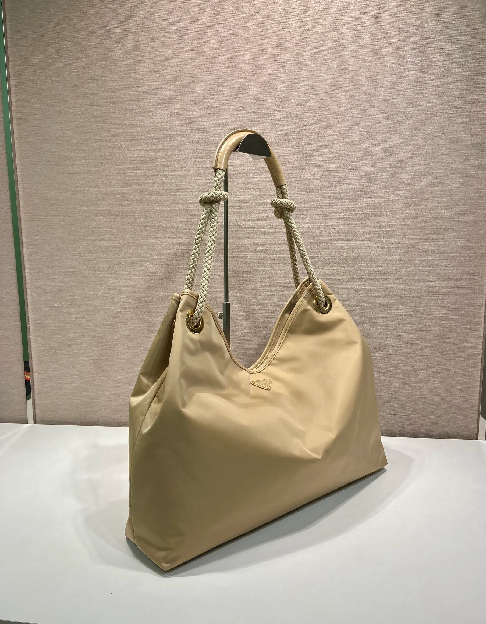 💰1140🎉New tote bag🎉1BC244 large shopping bag🎉🎉 This regenerated nylon bag is inspired by the classic elements of marine style, with novel and exquisite combinations to highlight your lively personality. The sliding braided handles complete the oversize silhouette of this versatile accessory, and the enameled triangular metal logo highlights the brand's identity. The capacity is large and the upper body effect is very attractive😘😘Lightweight and practical, it is also a popular style that will never go out of style🎉🎉 Length 48x Height 39x Bottom 14cm🎉🎉🎉💰💰💰