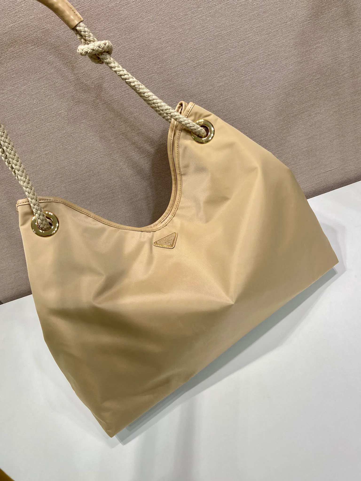 💰1140🎉New tote bag🎉1BC244 large shopping bag🎉🎉 This regenerated nylon bag is inspired by the classic elements of marine style, with novel and exquisite combinations to highlight your lively personality. The sliding braided handles complete the oversize silhouette of this versatile accessory, and the enameled triangular metal logo highlights the brand's identity. The capacity is large and the upper body effect is very attractive😘😘Lightweight and practical, it is also a popular style that will never go out of style🎉🎉 Length 48x Height 39x Bottom 14cm🎉🎉🎉💰💰💰
