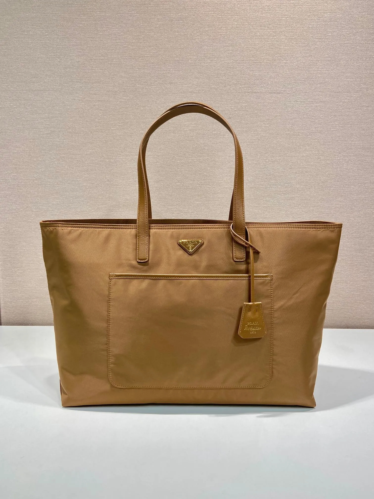 💰1120🎉New Tote Bag🎉1BG527 Cork Color🎉 This timeless tote bag is a reinterpretation of the classic design. It is made of imported nylon fabric and shows a unique style with a refined and practical silhouette. The lines are simple and elegant, the space is large, practical and fashionable, and it is a popular style that will never go out of style🎉 Length 43x Height 31x Bottom 15cm🎉🎉🎉👏👏👏