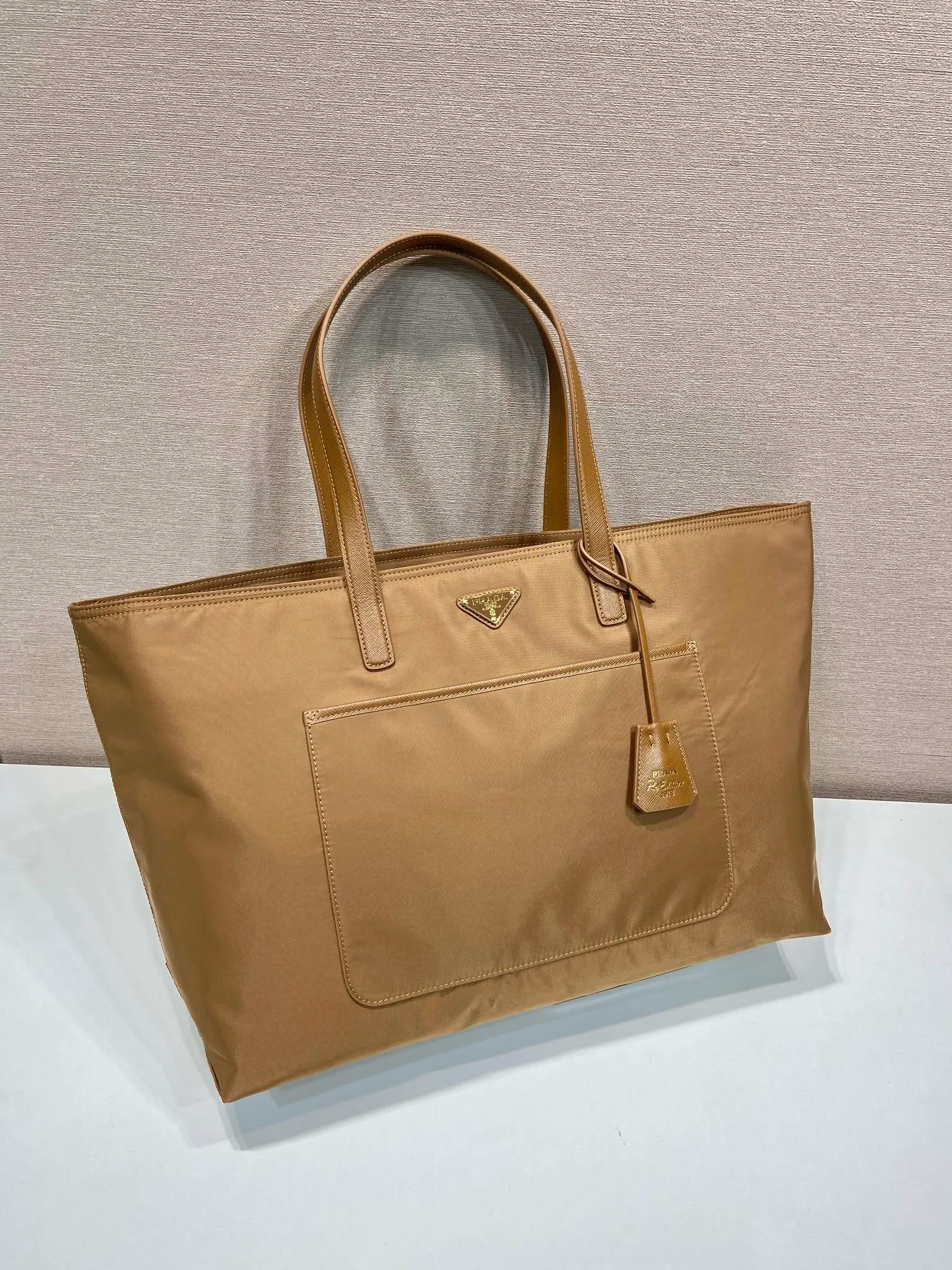 💰1120🎉New Tote Bag🎉1BG527 Cork Color🎉 This timeless tote bag is a reinterpretation of the classic design. It is made of imported nylon fabric and shows a unique style with a refined and practical silhouette. The lines are simple and elegant, the space is large, practical and fashionable, and it is a popular style that will never go out of style🎉 Length 43x Height 31x Bottom 15cm🎉🎉🎉👏👏👏