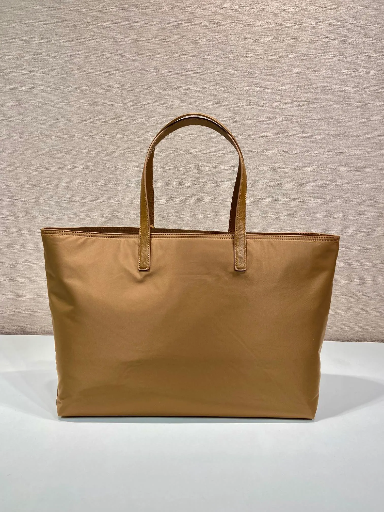 💰1120🎉New Tote Bag🎉1BG527 Cork Color🎉 This timeless tote bag is a reinterpretation of the classic design. It is made of imported nylon fabric and shows a unique style with a refined and practical silhouette. The lines are simple and elegant, the space is large, practical and fashionable, and it is a popular style that will never go out of style🎉 Length 43x Height 31x Bottom 15cm🎉🎉🎉👏👏👏