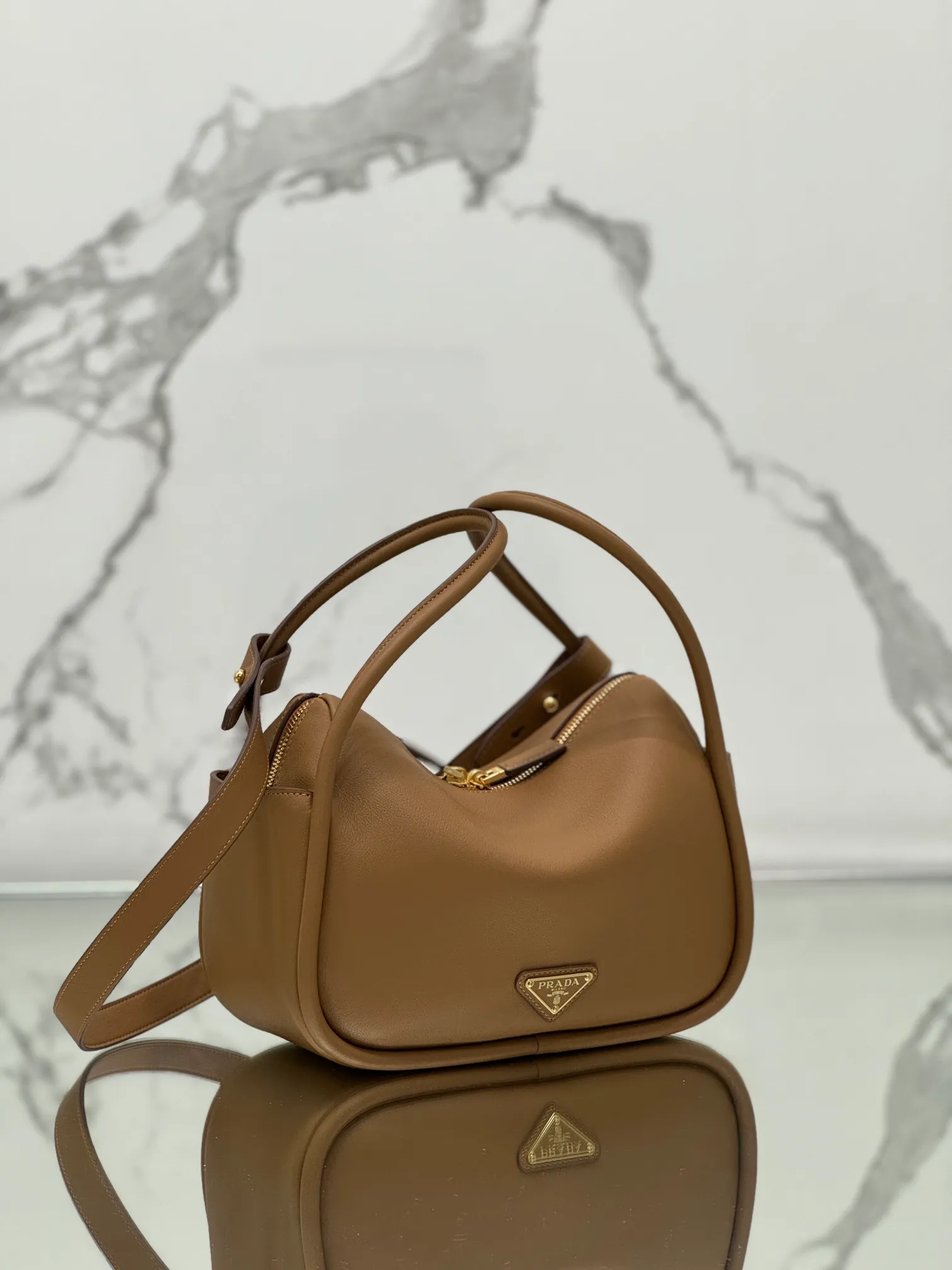 💰1500 ⭐ New bowling bag This Lindy handbag/shoulder bag is made of Italian Soft Grain imported calfskin, with top-grade hardware. The modern design highlights the casual attitude, and the exquisite details and metal hardware accessories add to the smartness. Sophisticated and versatile, the style is crafted from soft grained cowhide with smooth, minimal lines. Showcasing exceptional craftsmanship, this accessory is embellished with an enameled triangular metal logo. It can be carried by hand, shoulder, or cross-body. It has large capacity, is simple and practical, and has a great upper body😘 ●Double handles, 13 cm drop length ●Detachable shoulder strap, 75 cm long ·Open side pockets·Metal hardware accessories ·Enameled triangular metal logo on the front ·Zipper closure ·Lined and patch pockets Style number: 1ba451 Size: 25*18*10.5cm