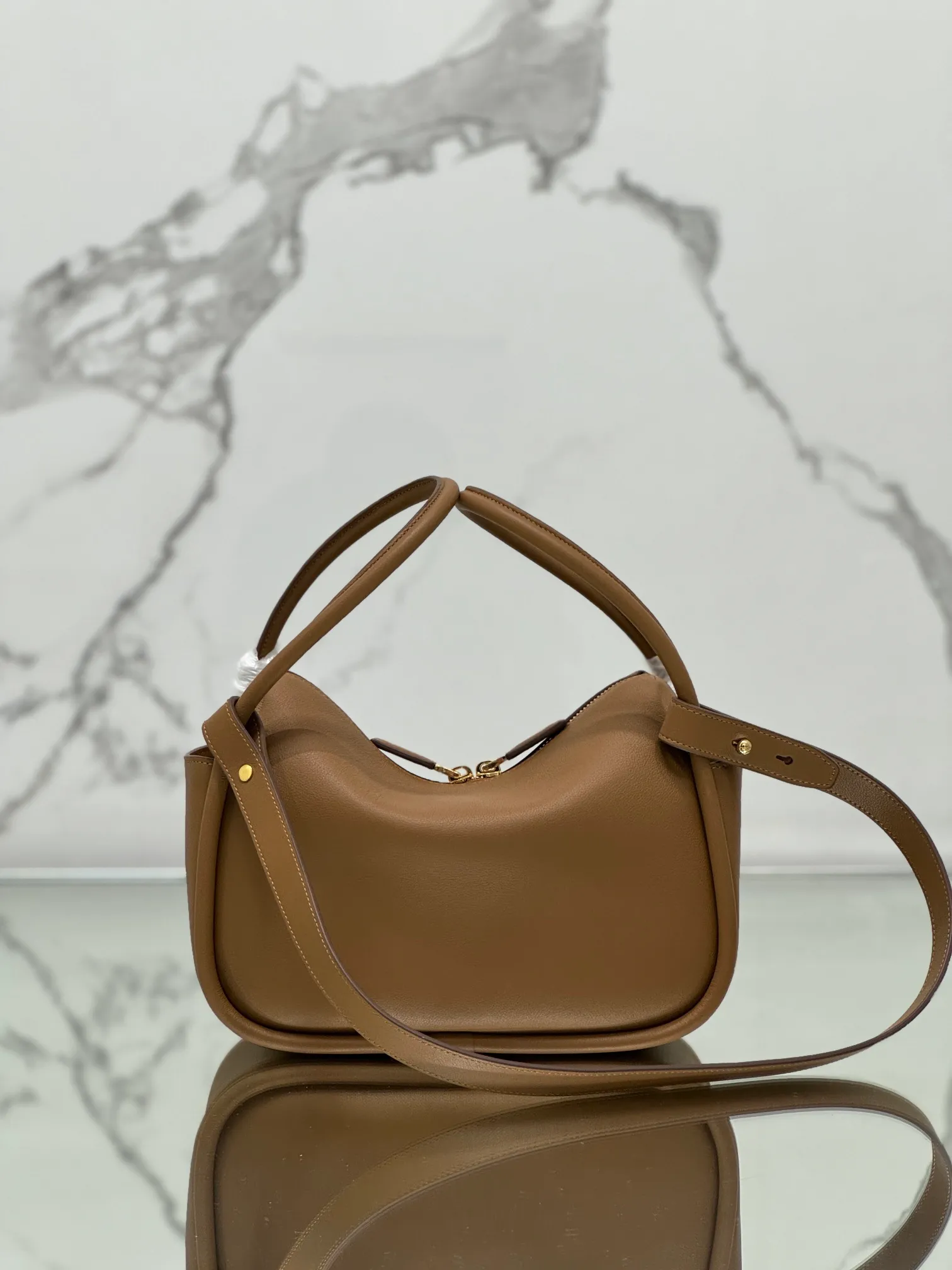 💰1500 ⭐ New bowling bag This Lindy handbag/shoulder bag is made of Italian Soft Grain imported calfskin, with top-grade hardware. The modern design highlights the casual attitude, and the exquisite details and metal hardware accessories add to the smartness. Sophisticated and versatile, the style is crafted from soft grained cowhide with smooth, minimal lines. Showcasing exceptional craftsmanship, this accessory is embellished with an enameled triangular metal logo. It can be carried by hand, shoulder, or cross-body. It has large capacity, is simple and practical, and has a great upper body😘 ●Double handles, 13 cm drop length ●Detachable shoulder strap, 75 cm long ·Open side pockets·Metal hardware accessories ·Enameled triangular metal logo on the front ·Zipper closure ·Lined and patch pockets Style number: 1ba451 Size: 25*18*10.5cm