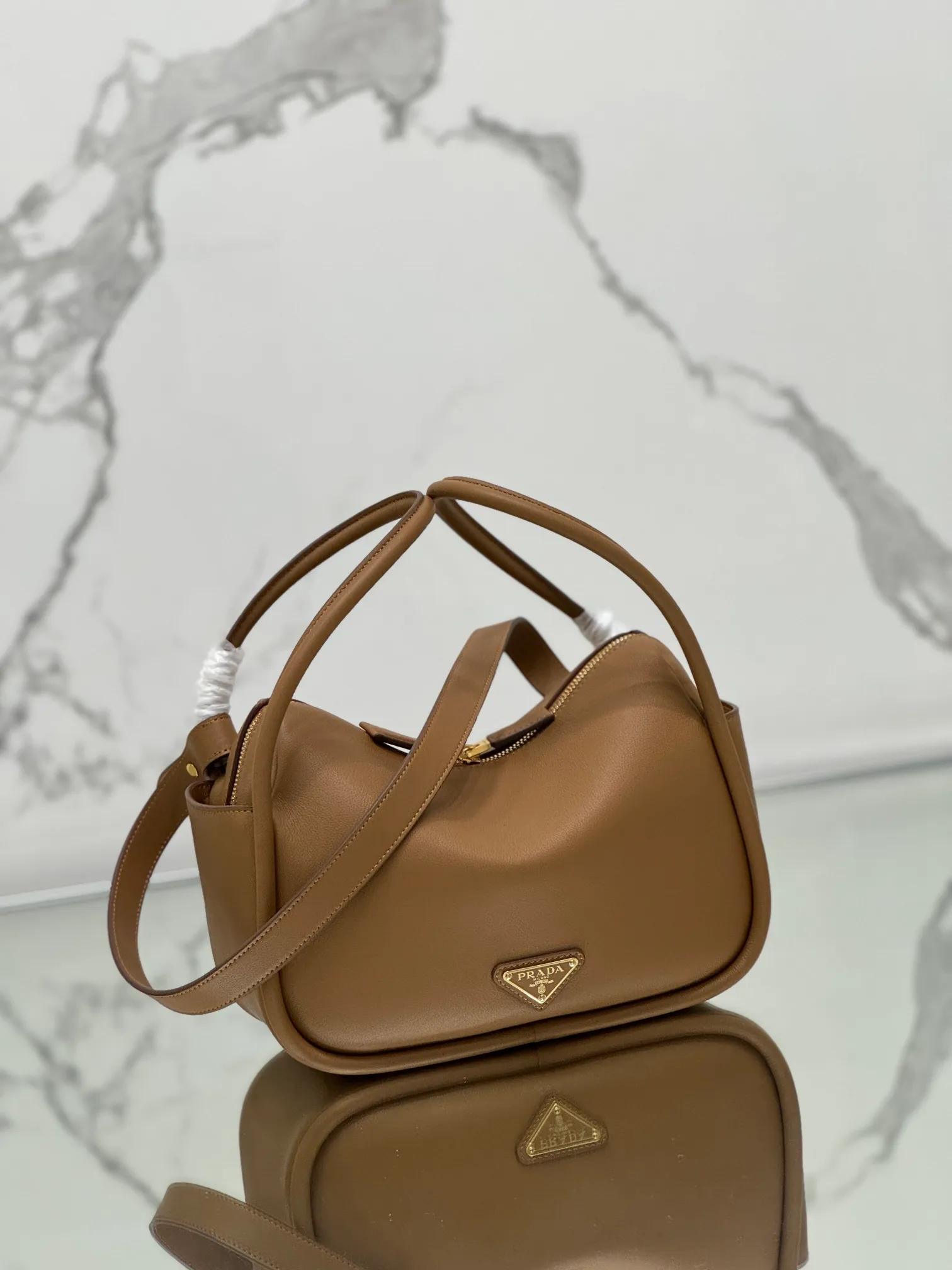 💰1500 ⭐ New bowling bag This Lindy handbag/shoulder bag is made of Italian Soft Grain imported calfskin, with top-grade hardware. The modern design highlights the casual attitude, and the exquisite details and metal hardware accessories add to the smartness. Sophisticated and versatile, the style is crafted from soft grained cowhide with smooth, minimal lines. Showcasing exceptional craftsmanship, this accessory is embellished with an enameled triangular metal logo. It can be carried by hand, shoulder, or cross-body. It has large capacity, is simple and practical, and has a great upper body😘 ●Double handles, 13 cm drop length ●Detachable shoulder strap, 75 cm long ·Open side pockets·Metal hardware accessories ·Enameled triangular metal logo on the front ·Zipper closure ·Lined and patch pockets Style number: 1ba451 Size: 25*18*10.5cm